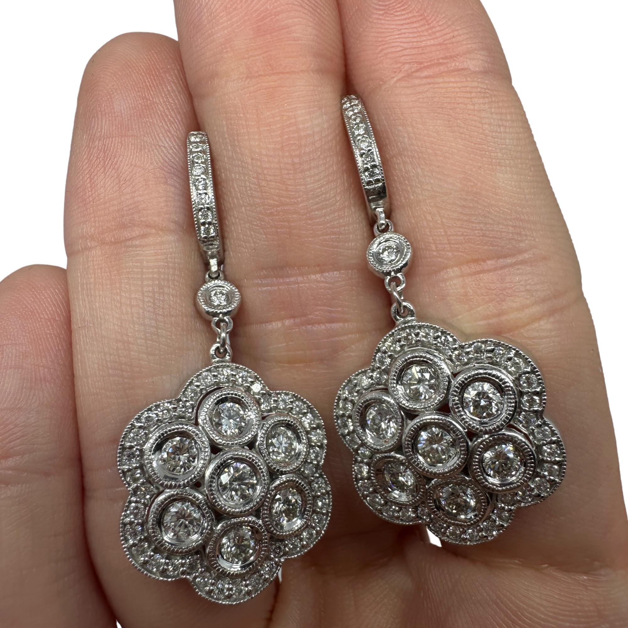 Orecchini a fiore con diamante in oro bianco 14K in vendita 2