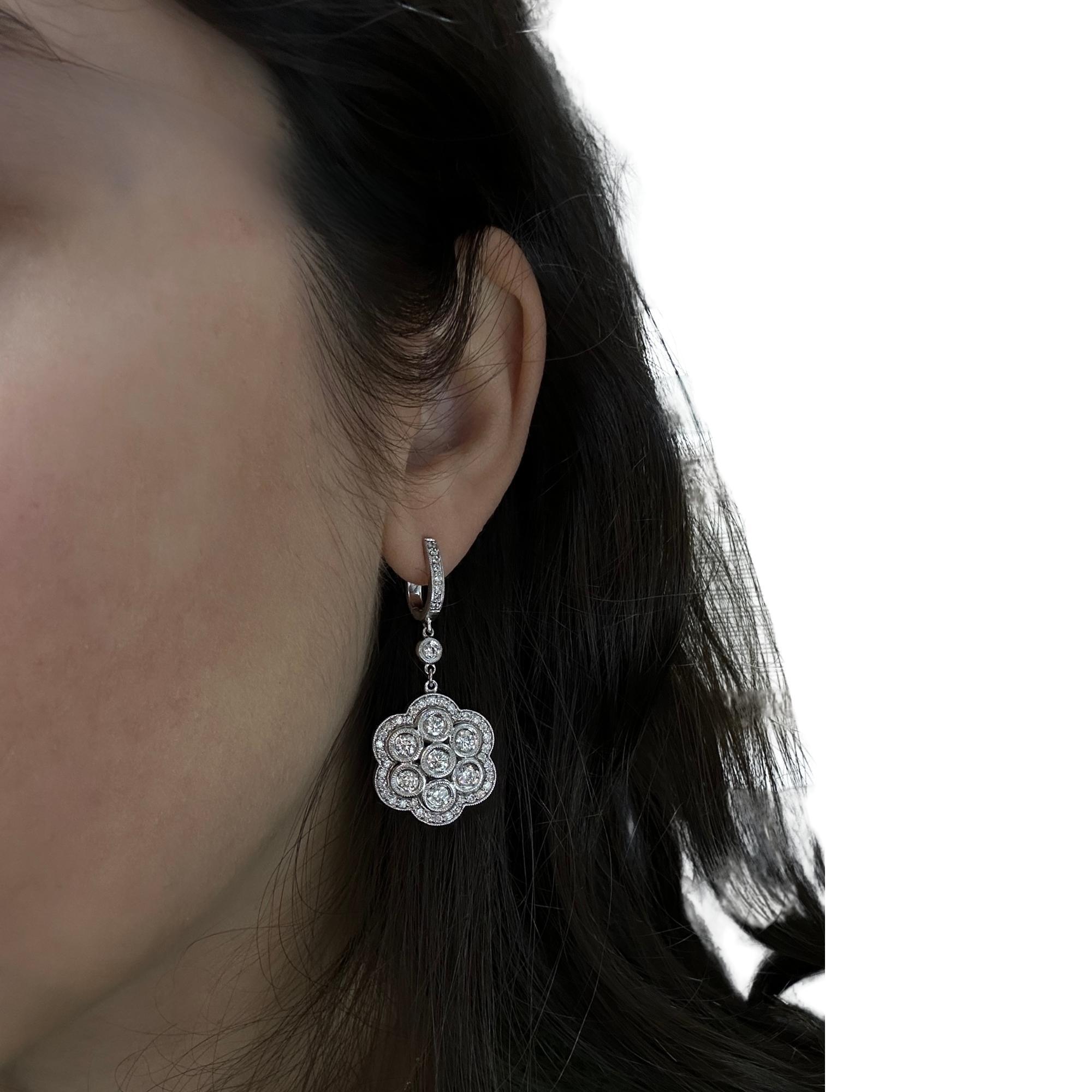 Orecchini a fiore con diamante in oro bianco 14K in vendita 3