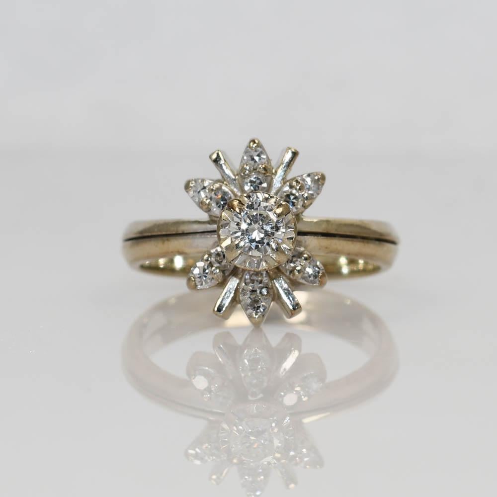 Taille ronde Bague de fiançailles en or blanc 14K à fleur de diamant 4.9g en vente