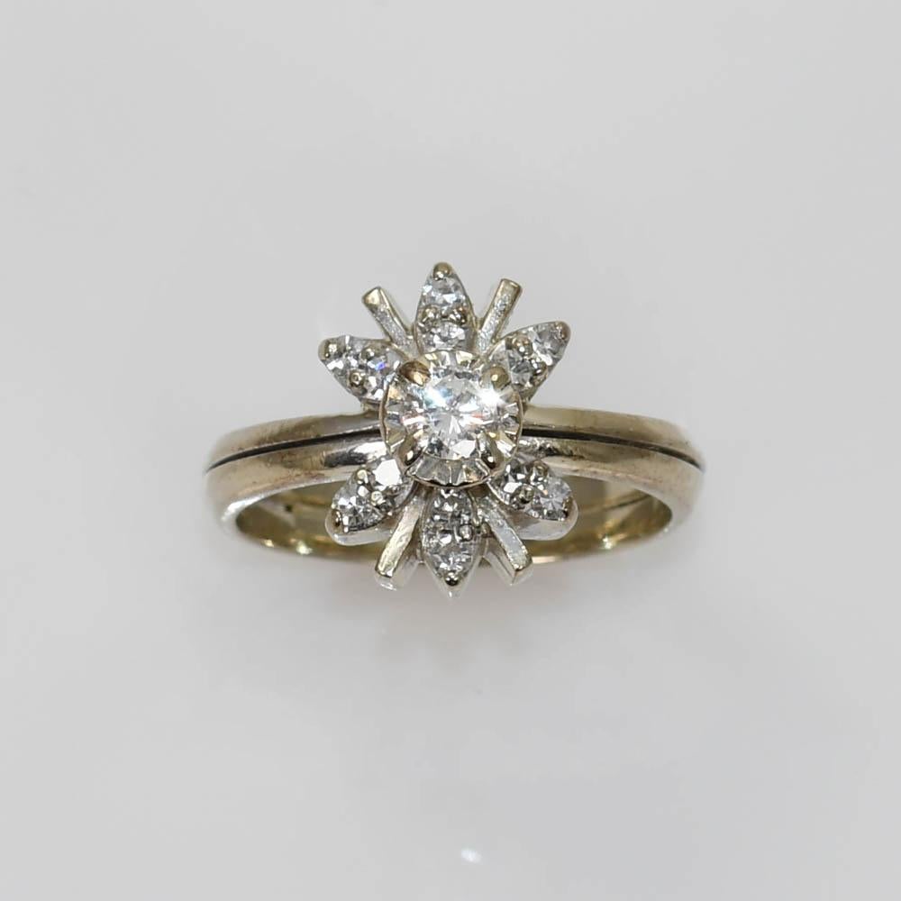 Bague de fiançailles en or blanc 14K à fleur de diamant 4.9g en vente 1