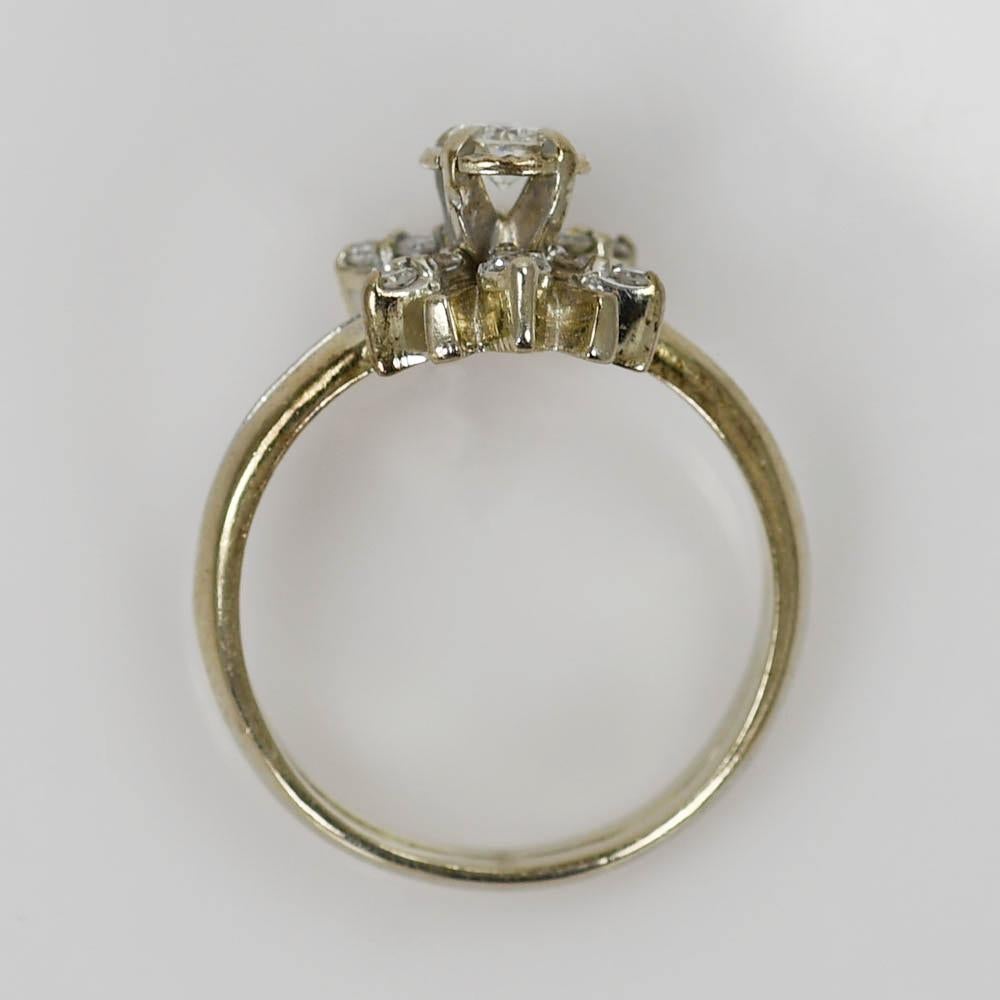 Bague de fiançailles en or blanc 14K à fleur de diamant 4.9g en vente 2