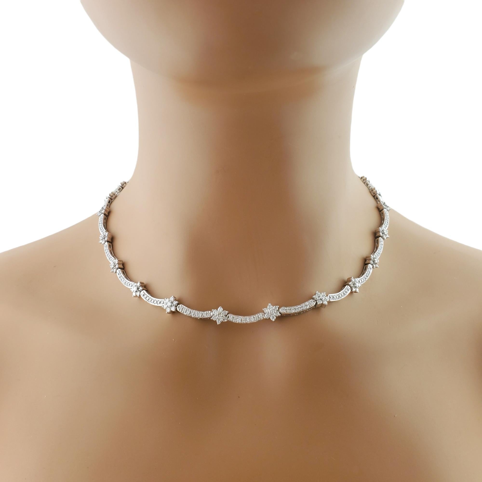 Collier de fleurs en or blanc 14 carats avec diamants de 2,56 carats Pour femmes en vente