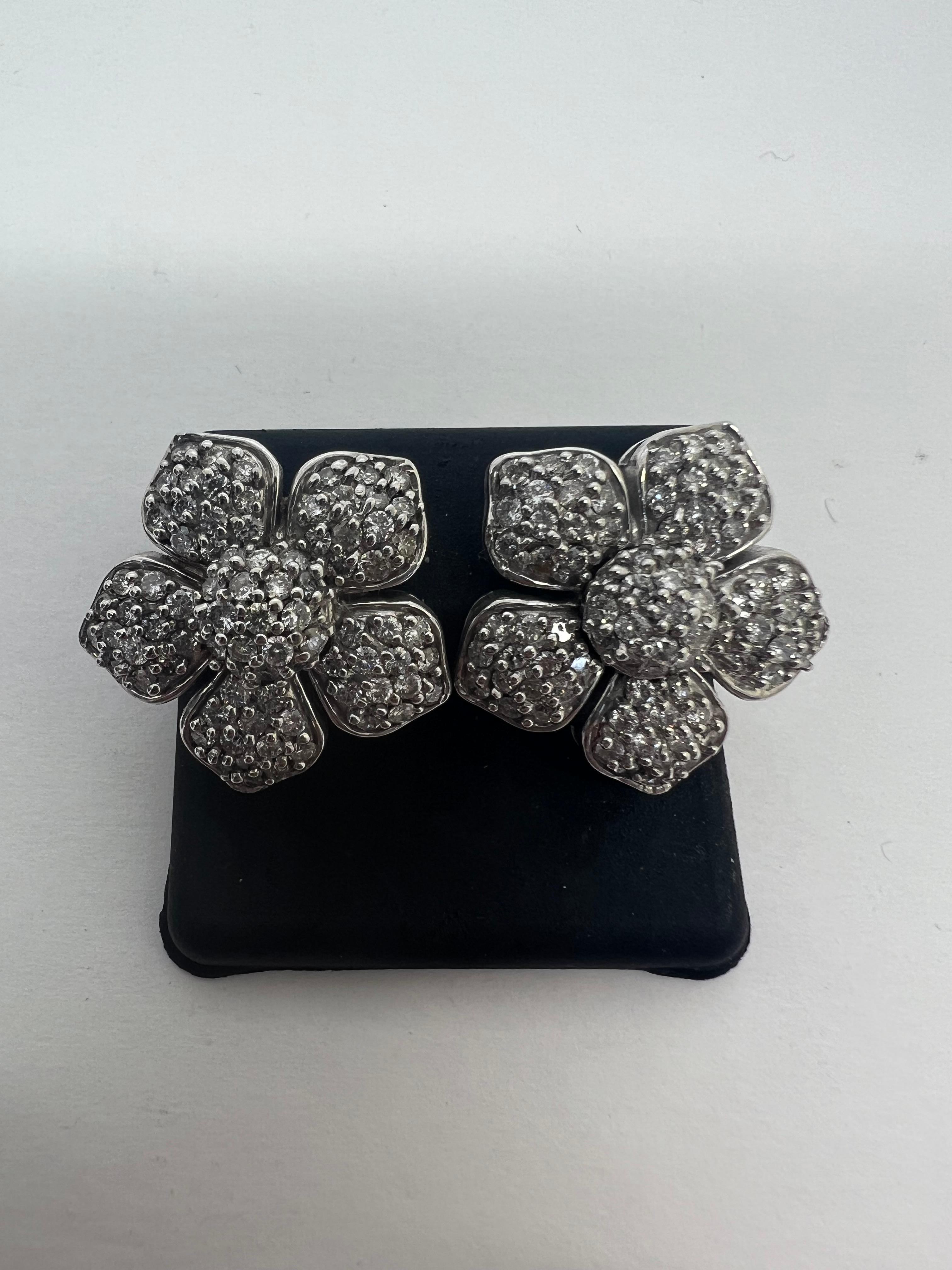 Boucles d'oreilles en or blanc 14k avec fleur en diamant Pavee' French Back

2 carats de diamants

couleur g clarté si

Diamants ronds naturels

livraison gratuite le lendemain