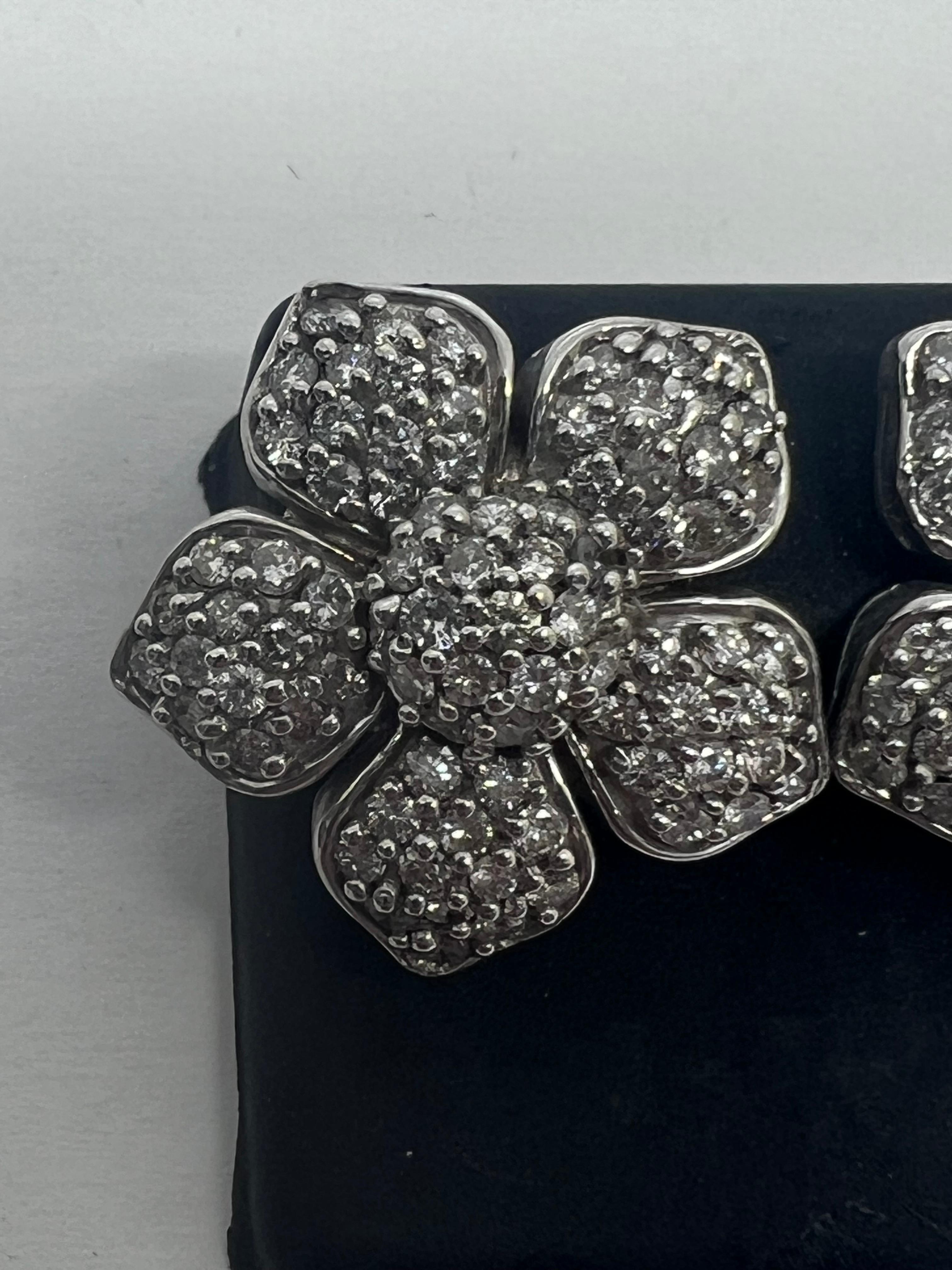 Art déco Boucles d'oreilles en or blanc 14k avec fleur en diamant et pavé en vente
