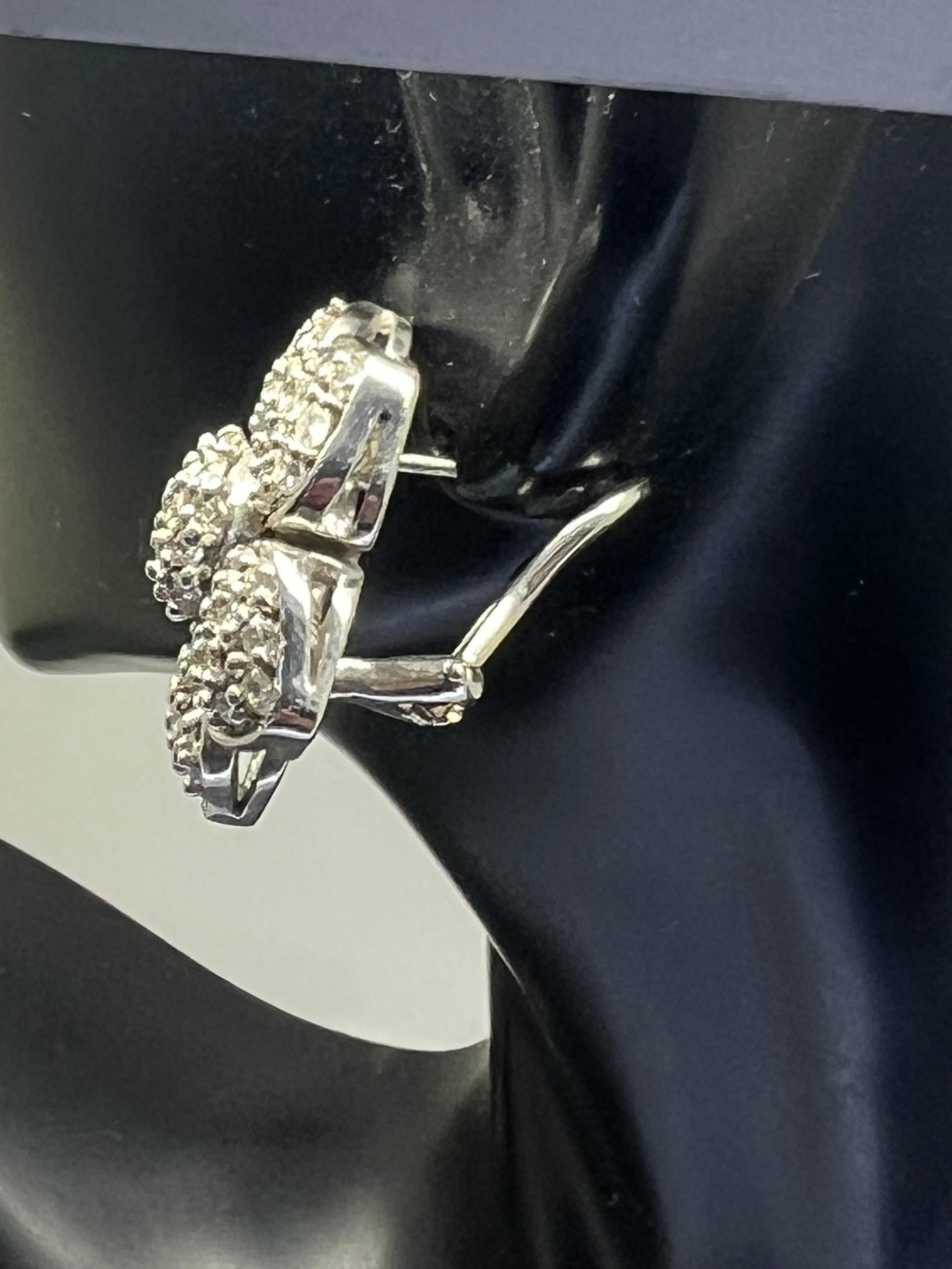 Taille ronde Boucles d'oreilles en or blanc 14k avec fleur en diamant et pavé en vente