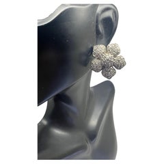 Orecchini a perno con pavé di diamanti in oro bianco 14 carati