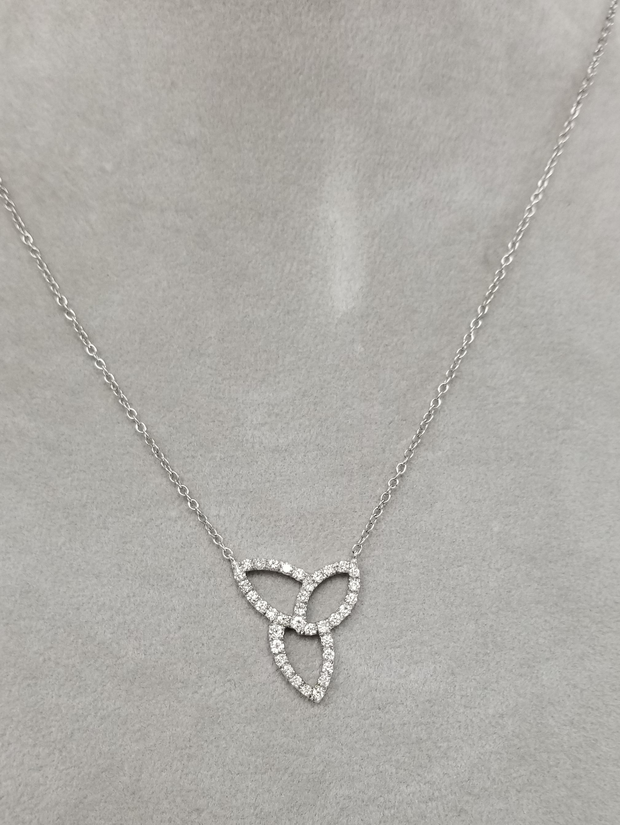 collier en or blanc 14k diamant de forme libre, contenant 40 diamants ronds de taille normale pesant .80pts. sur une chaîne de 18 pouces.