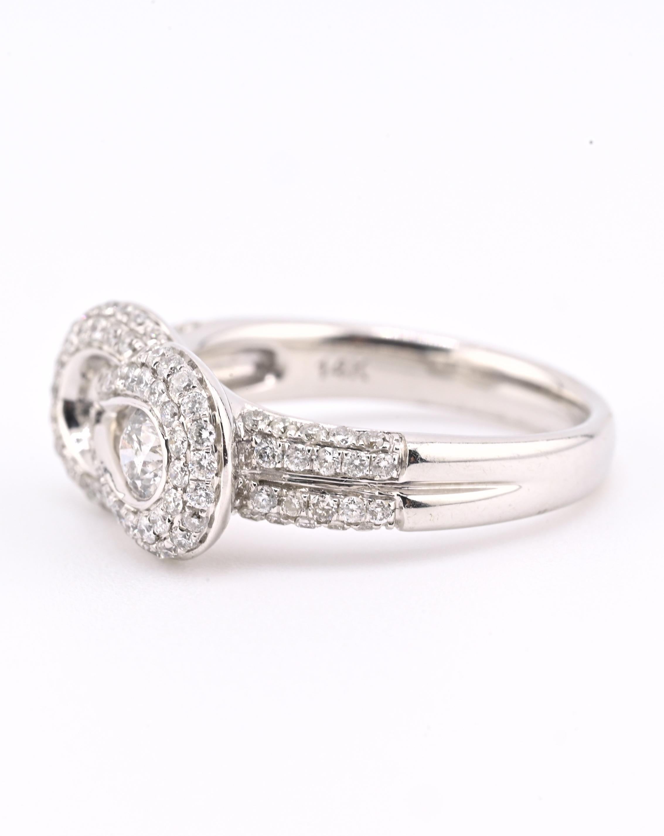 Questo elegante anello con diamante a raggiera è realizzato in oro bianco massiccio 14 carati (con marchio ZEI) e presenta un motivo a doppia aureola di grande effetto.

✨ Diamante centrale:
- Diamante rotondo naturale con taglio a brillante
- Peso