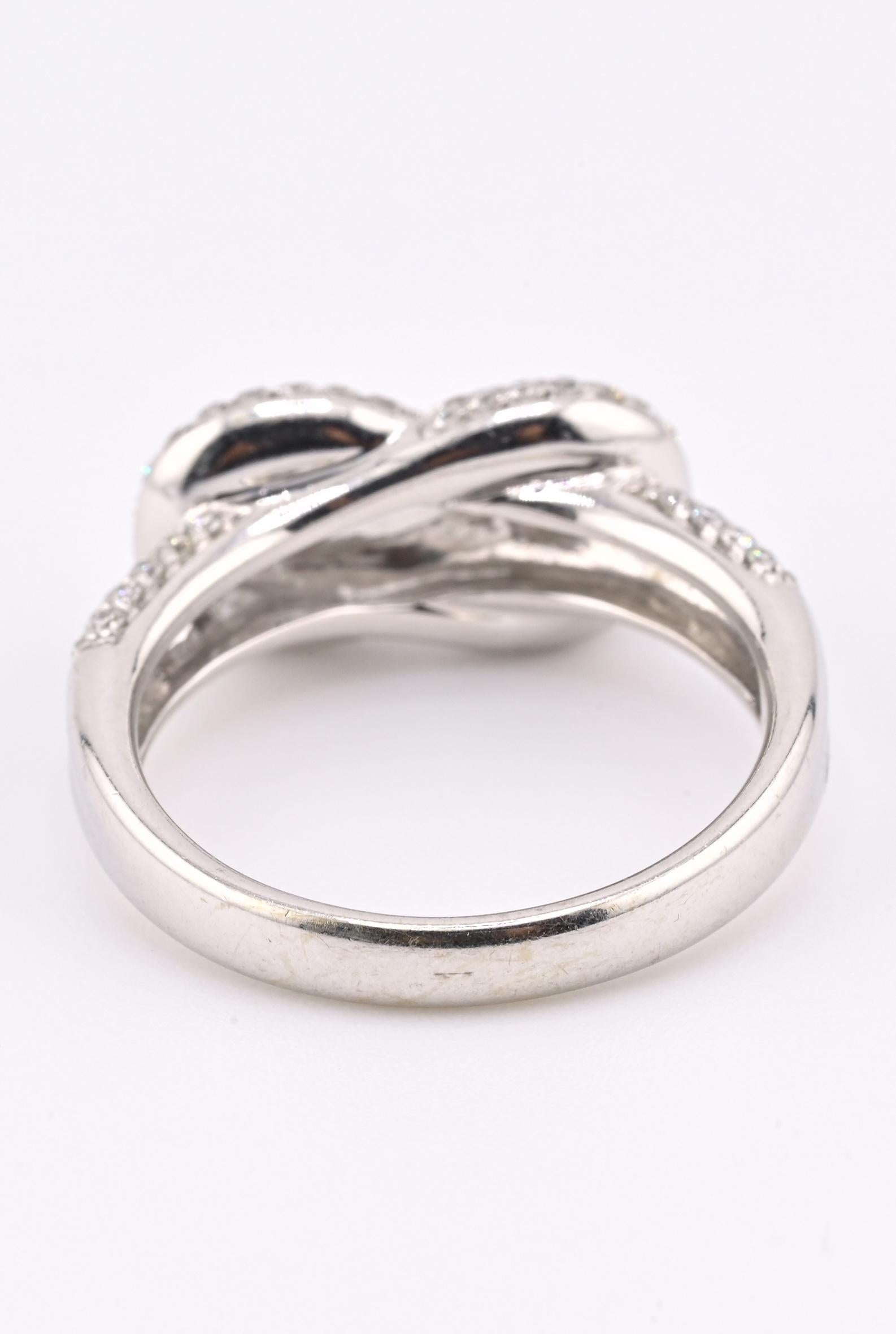 Taglio rotondo Anello con diamante aureolato in oro bianco 14K con diamante centrale da 0,25 carati ZEI Taglia 6,75 in vendita