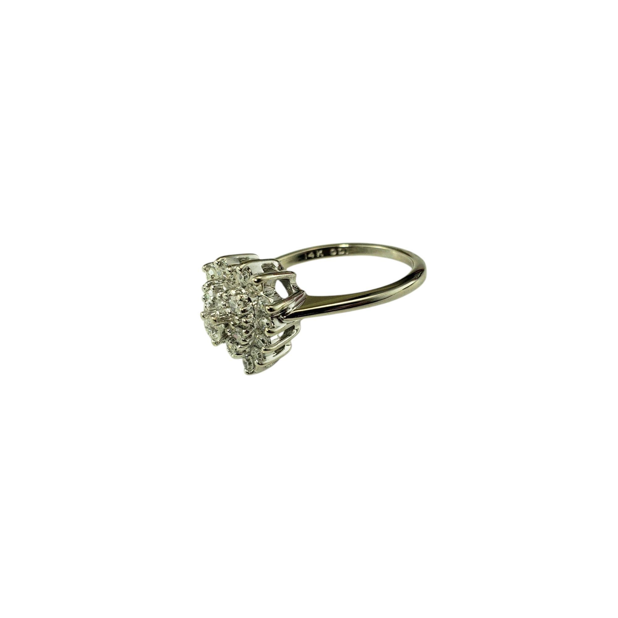 Bague en or blanc 14K avec diamants en forme de cœur Taille 5.25-

Cette magnifique bague en or blanc 14 carats est ornée d'une étincelante grappe en forme de cœur composée de 20 diamants taille unique et d'un diamant rond de taille brillant, créant