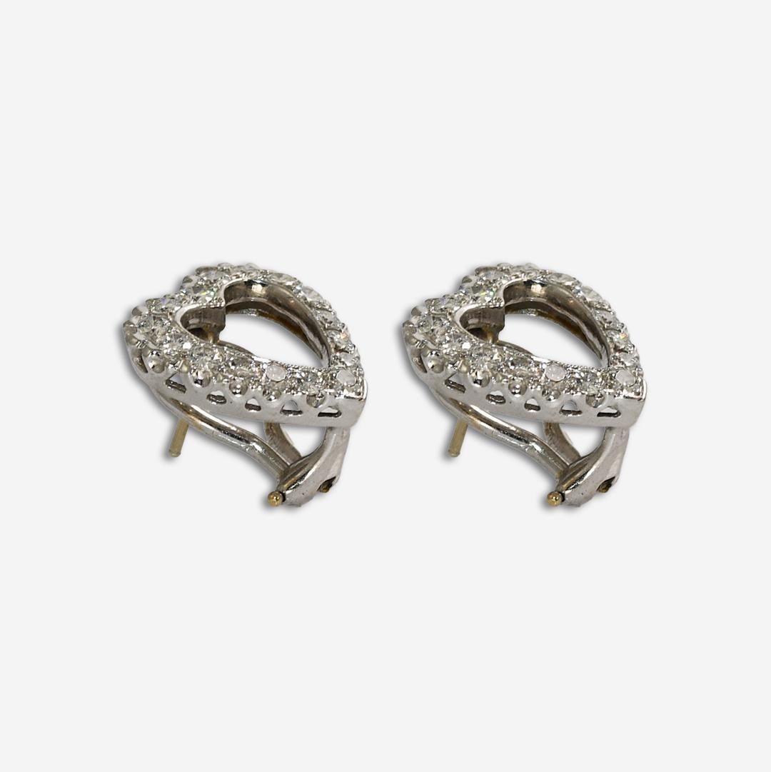 Ohrringe in Herzform aus 14k Weißgold und Diamanten.
Die Ohrringe werden zu 55 % mit einer Röntgenpistole getestet und wiegen 4,1 Gramm.
Die Diamanten haben einen runden Brillantschliff, Farbe G bis H, Reinheit VS und einen guten Schliff.
Drei der
