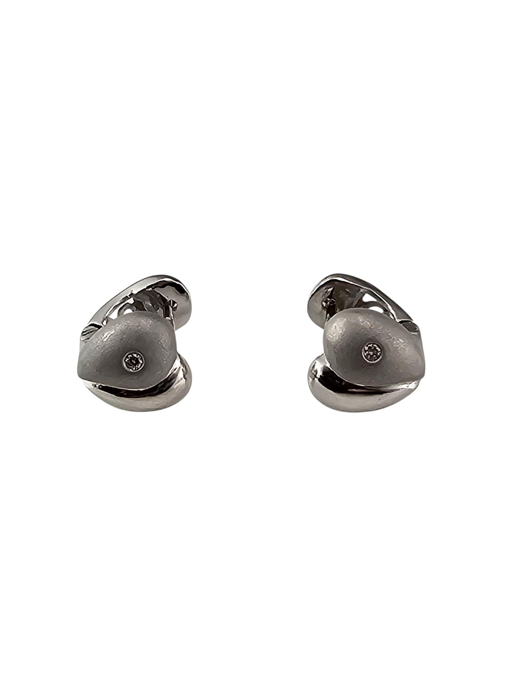 Boucles d'oreilles Huggie en or blanc 14K et diamants-

Ces élégantes boucles d'oreilles 