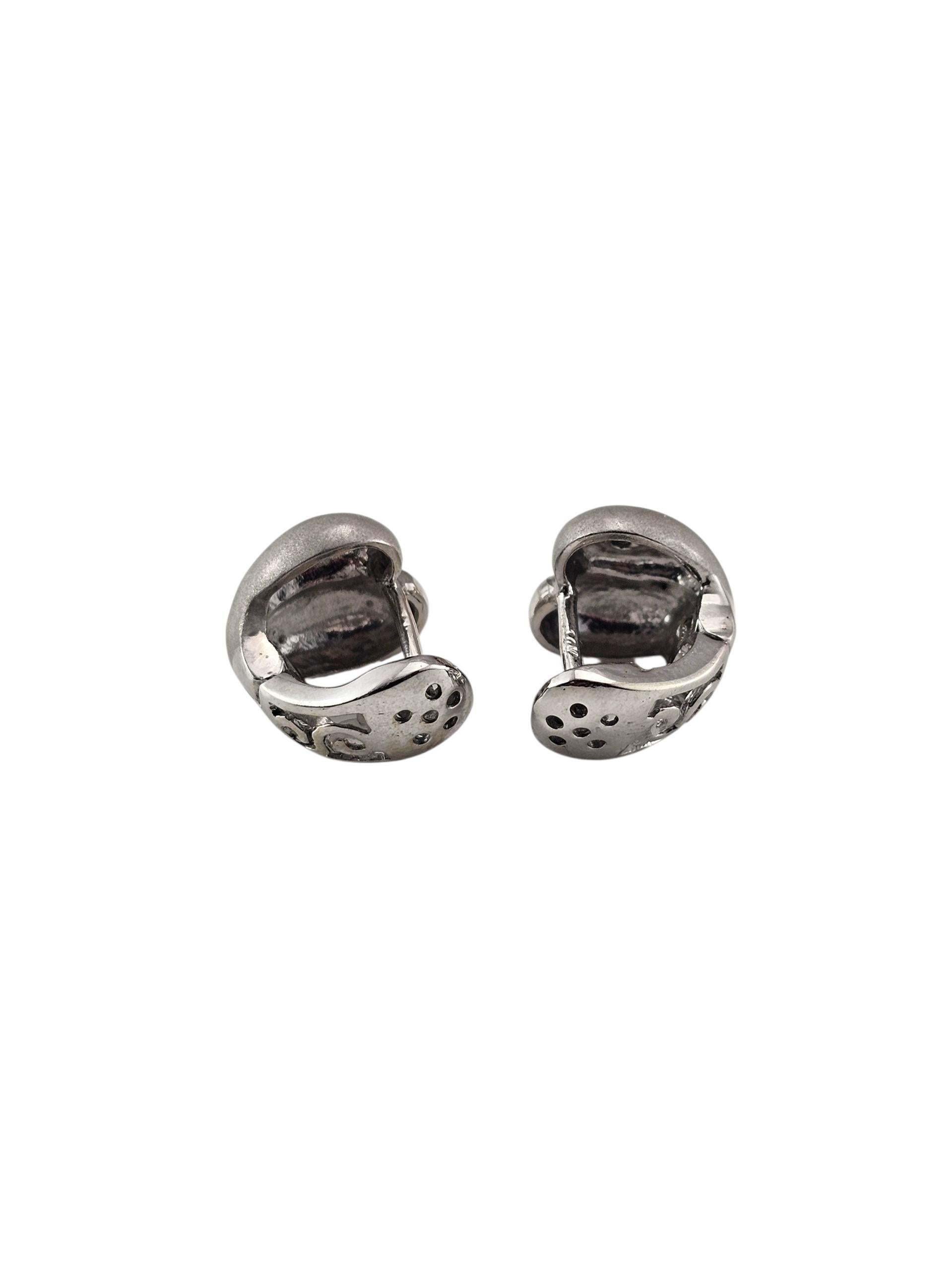 Moderne Boucles d'oreilles Huggie en or blanc 14K avec diamants #23624 en vente