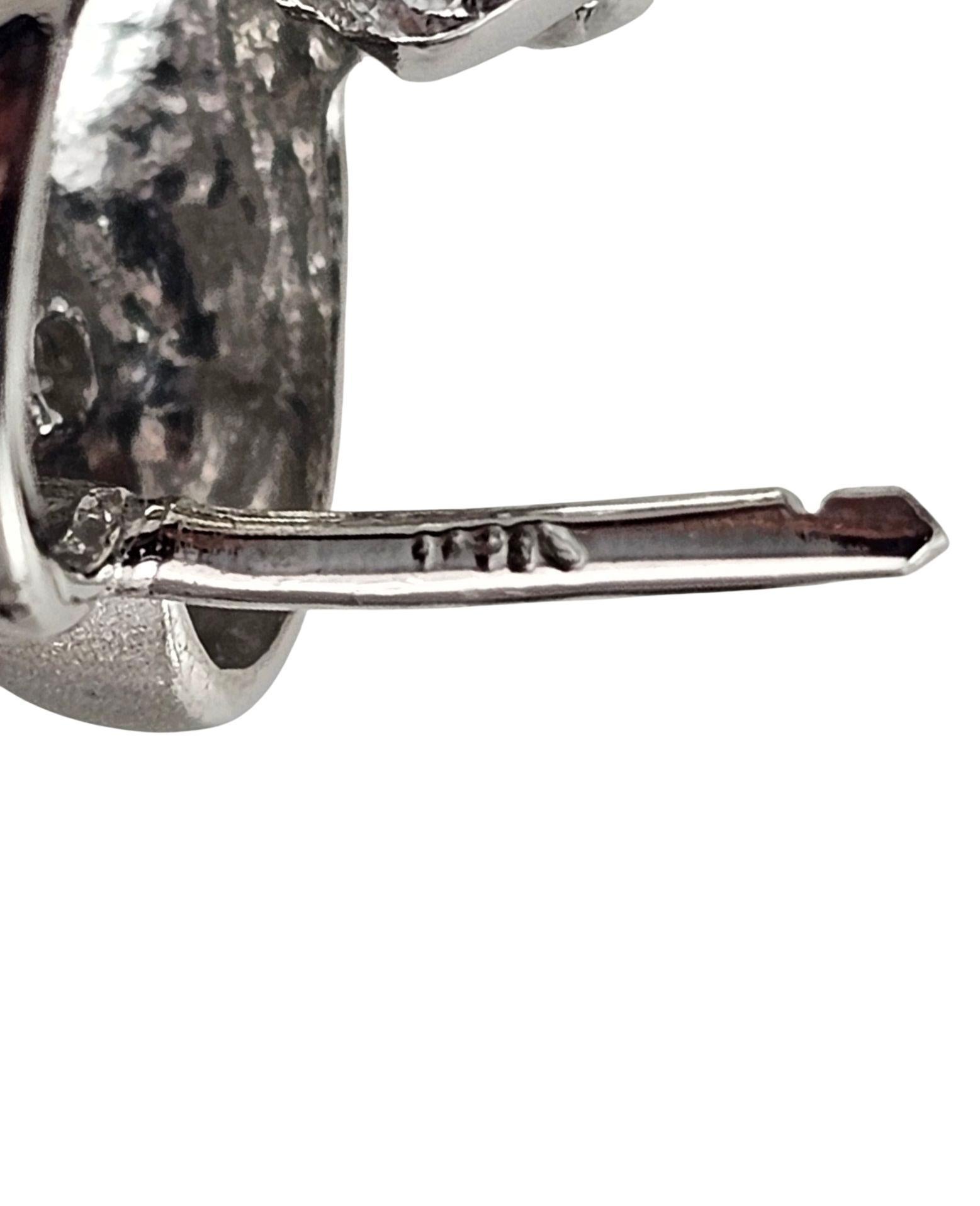 Boucles d'oreilles Huggie en or blanc 14K avec diamants #23624 Bon état - En vente à Washington Depot, CT