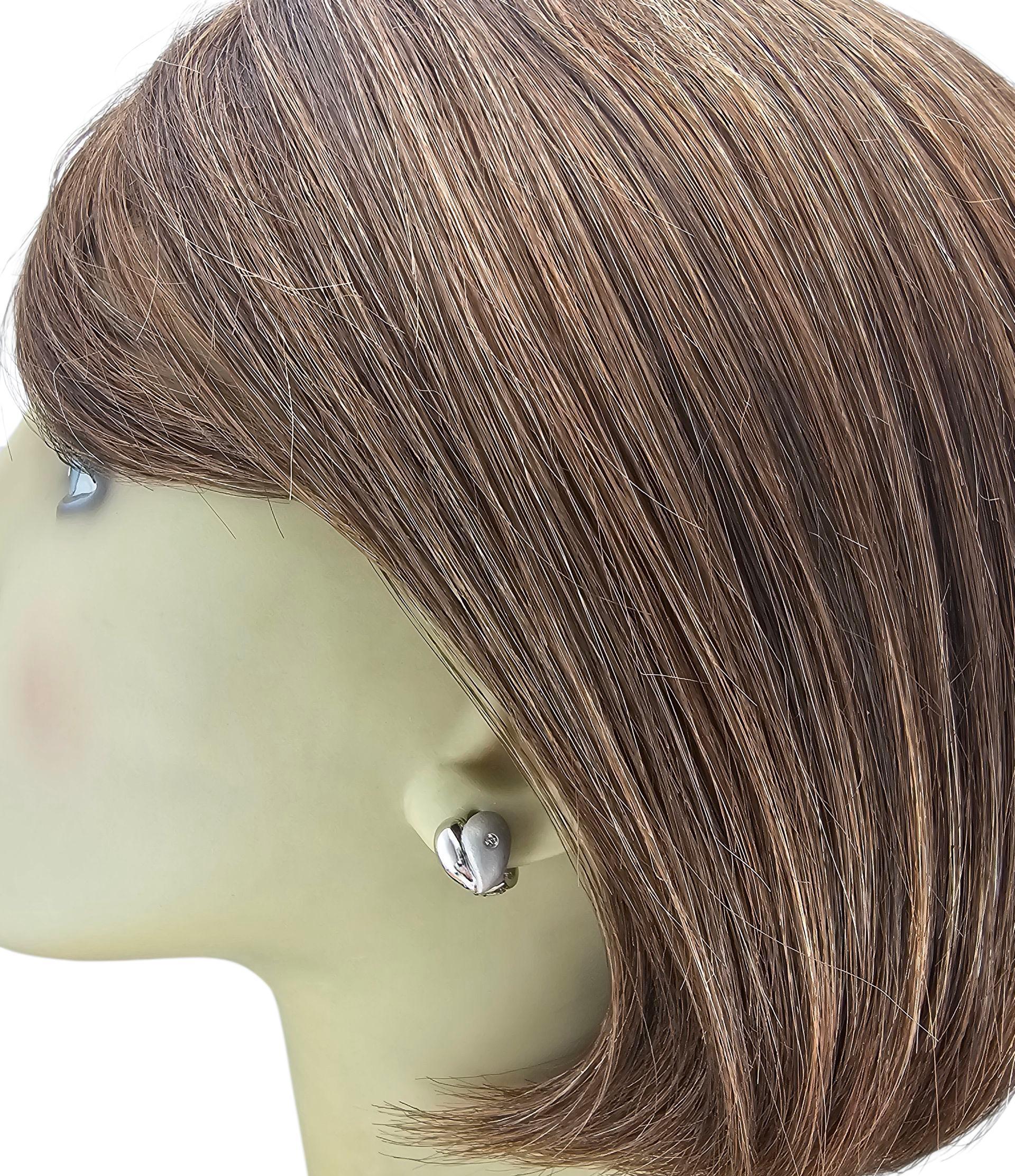 Boucles d'oreilles Huggie en or blanc 14K avec diamants #23624 en vente 1