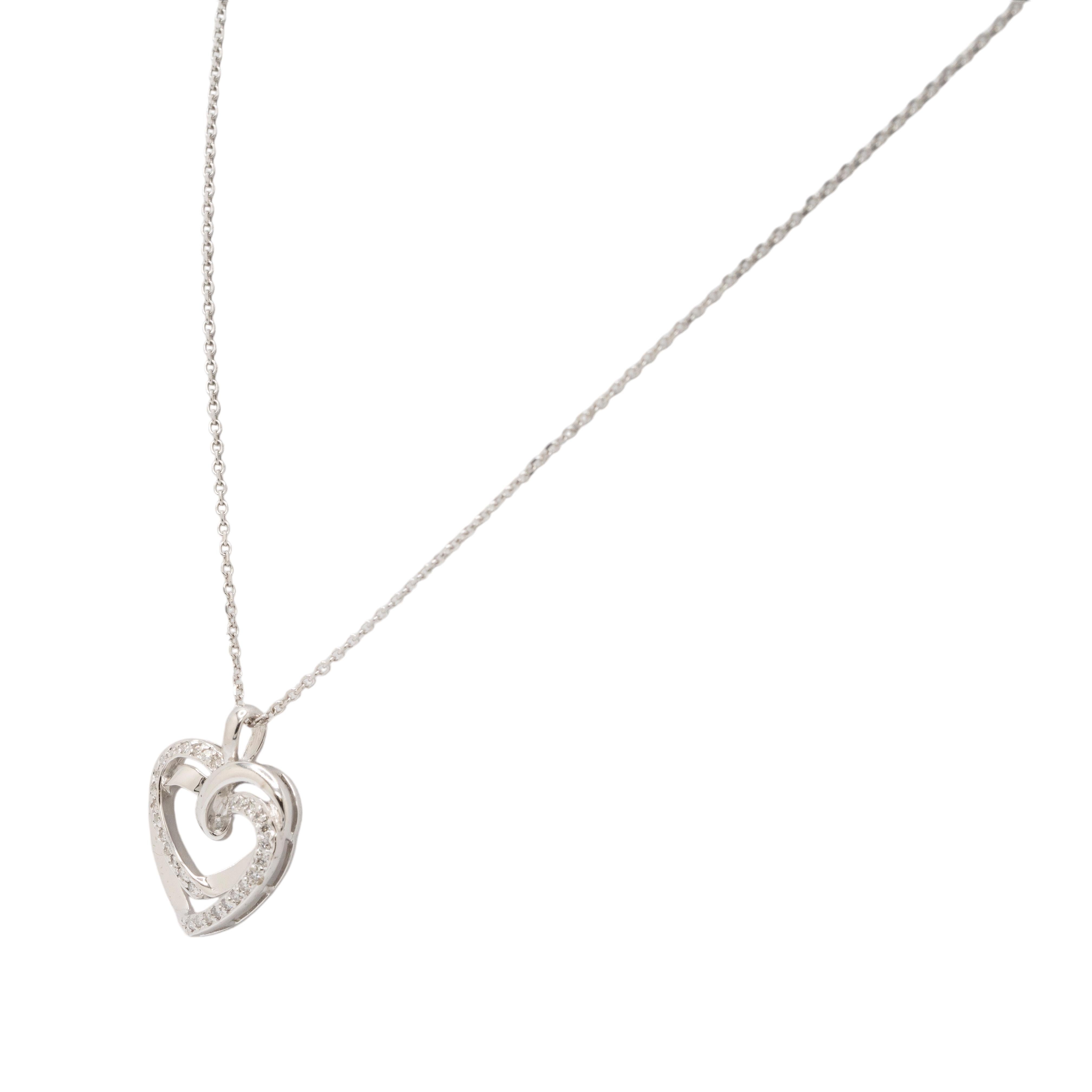 Questo ciondolo e catena a forma di cuore in oro bianco 14k presenta circa 0,45ctw di diamanti tondi brillanti naturali incastonati in un bellissimo design a forma di cuore. Con un peso di 5,4 g (3,5 dwt), questa combinazione di ciondolo e catena