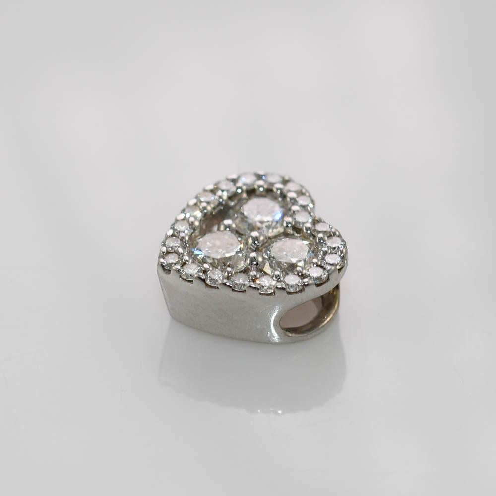 Taille ronde Pendentif en or blanc 14K avec diamant en forme de coeur 1.14ct en vente