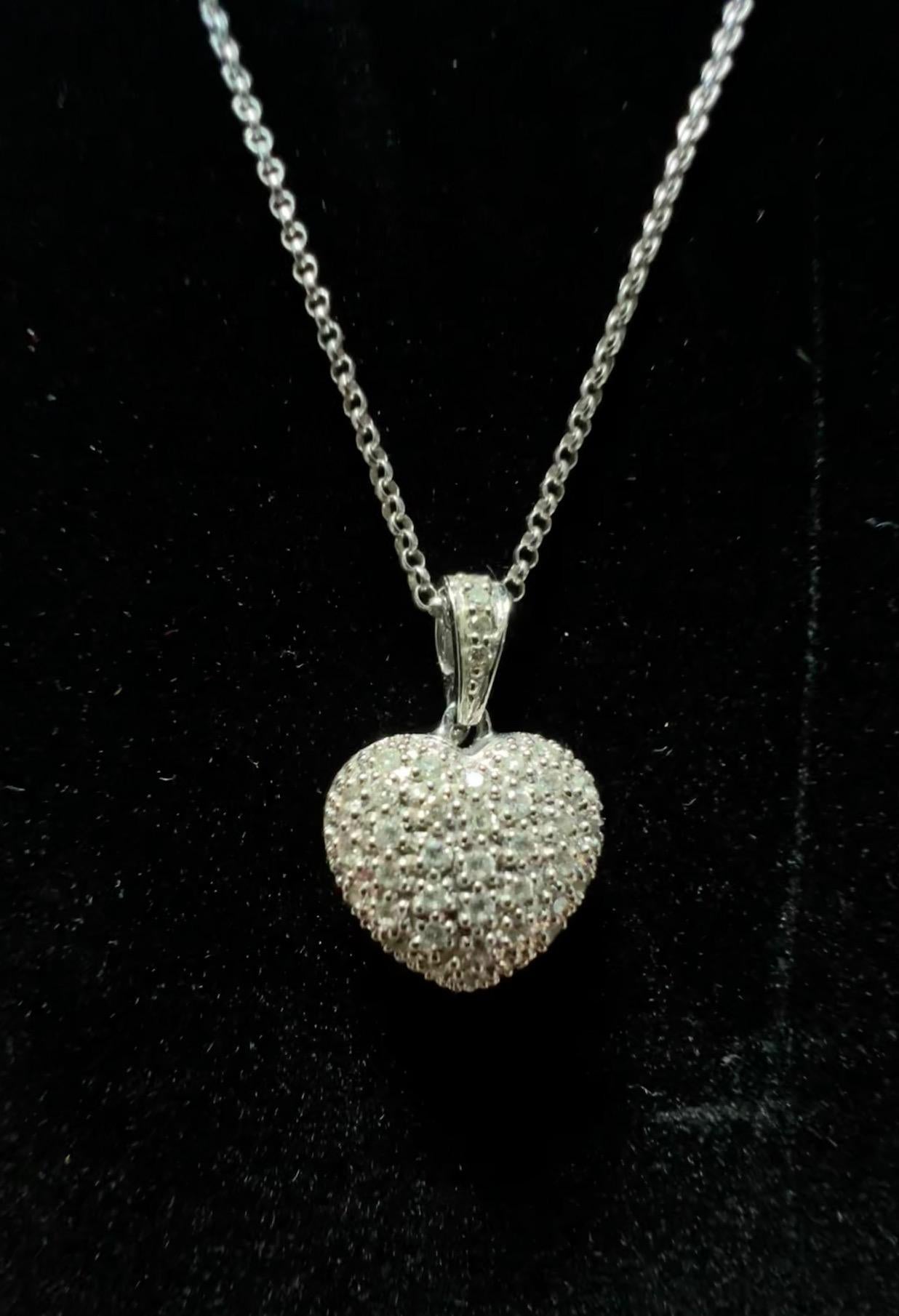 Bellissimo ciondolo in oro bianco 14k e diamanti bianchi taglio Brilliante.

Il produttore ha impresso il marchio D.D.

Diamanti bianchi taglio brillante, stile incastonatura a pavé.

Dimensioni del ciondolo 1/2