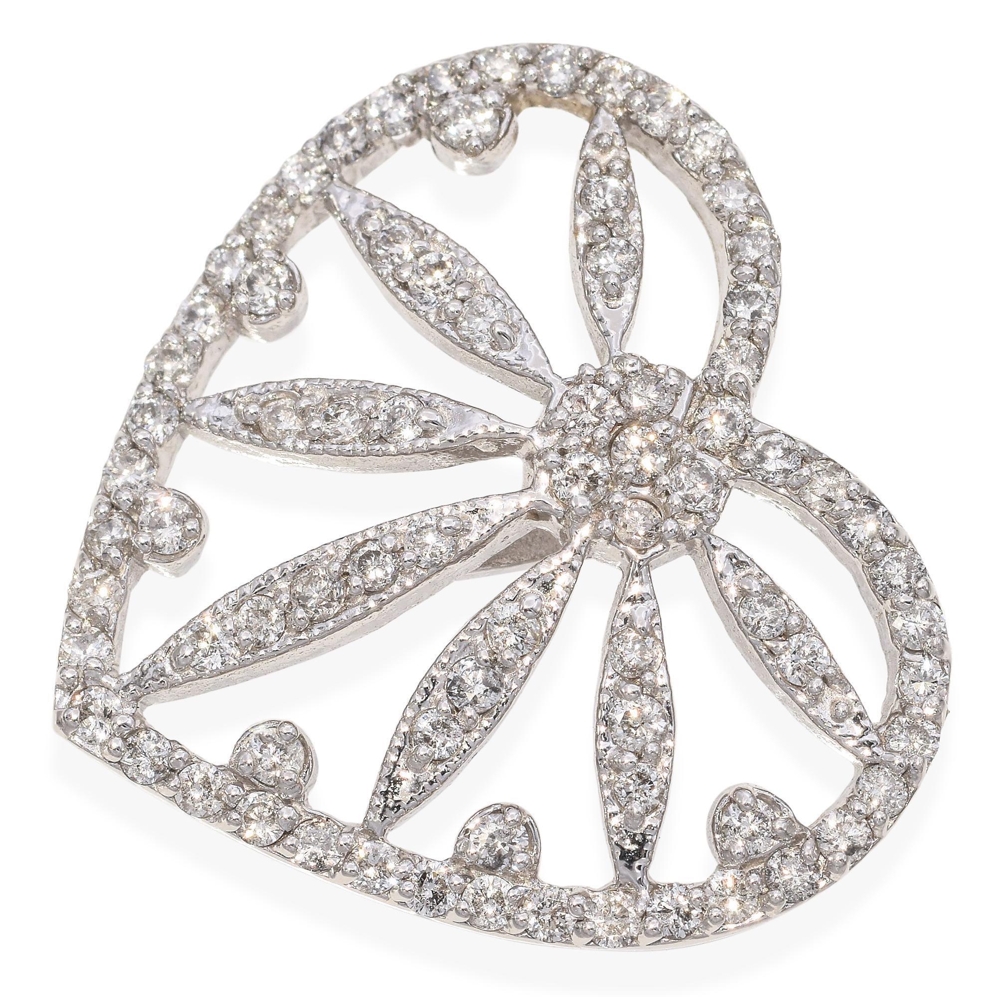 Questo squisito ciondolo a forma di cuore è realizzato con precisione. Presenta un delicato design traforato ornato da scintillanti diamanti bianchi. I diamanti sono meticolosamente incastonati nella struttura in oro bianco, creando un motivo