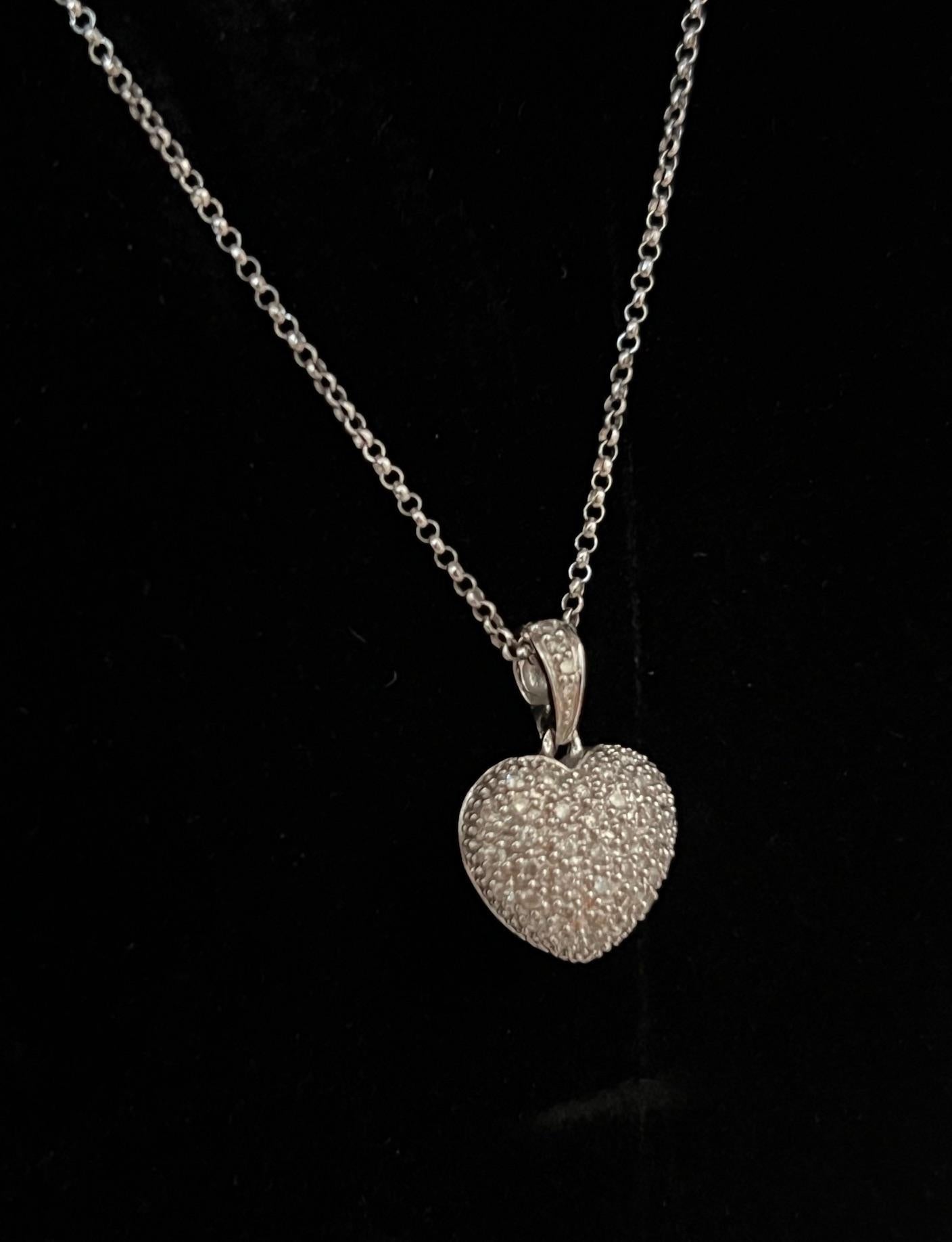 Contemporaneo Ciondolo a forma di cuore con diamante in oro bianco 14k in vendita