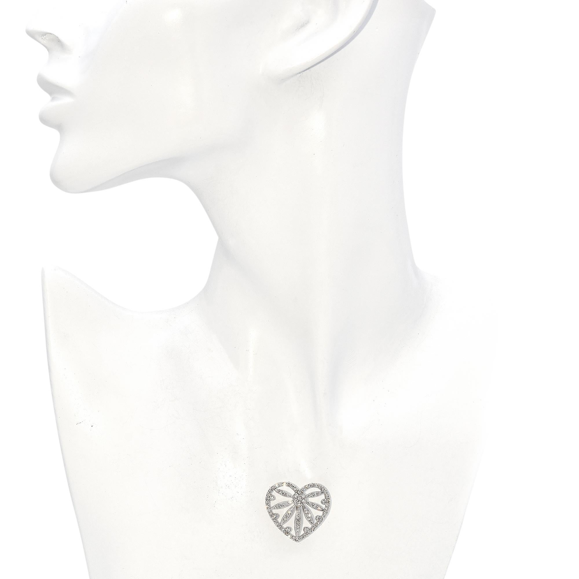 Taglio rotondo Ciondolo a forma di cuore con diamante in oro bianco 14K in vendita