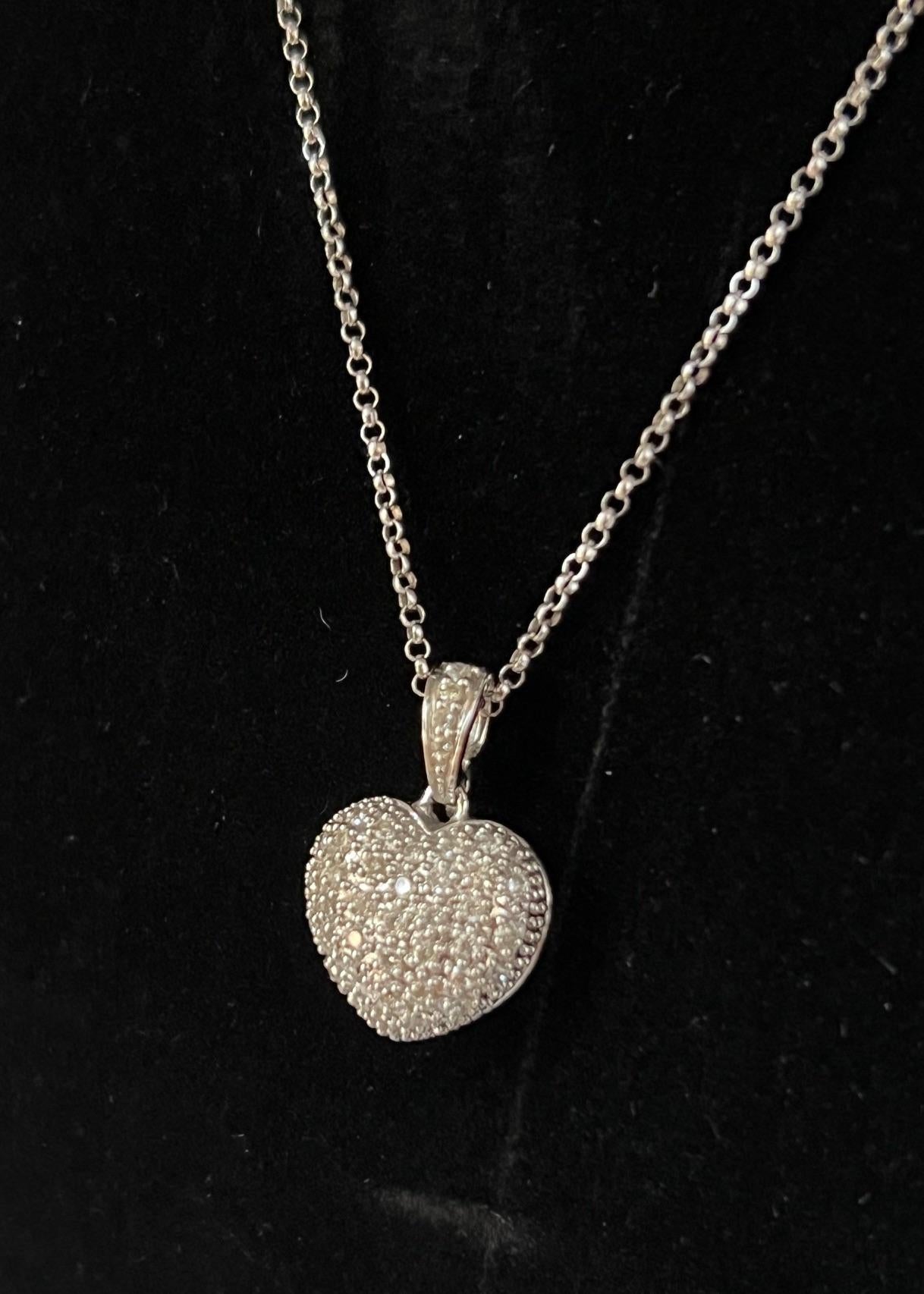 Taglio brillante Ciondolo a forma di cuore con diamante in oro bianco 14k in vendita