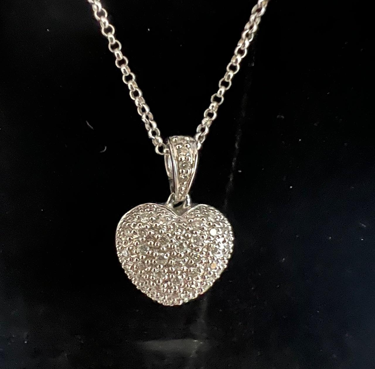Ciondolo a forma di cuore con diamante in oro bianco 14k In condizioni ottime in vendita a Boulder, CO