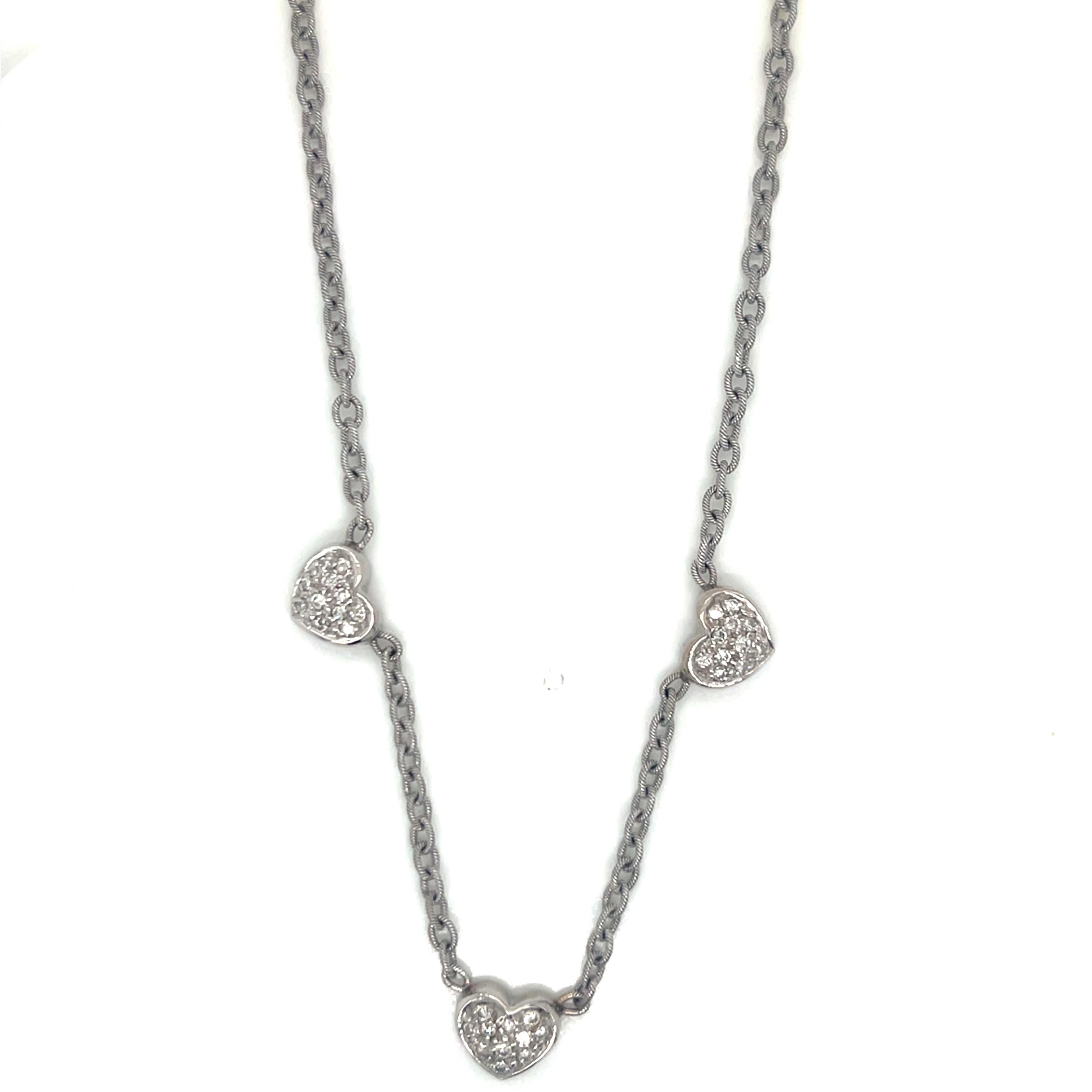 Collana con stazione di diamanti in oro bianco 14K

Eleganza quotidiana con questa delicata e abbagliante collana a cuore in oro bianco 14K. Tre cuori di pavé di diamanti adornano graziosamente una catena a maglie con finitura testurizzata, creando