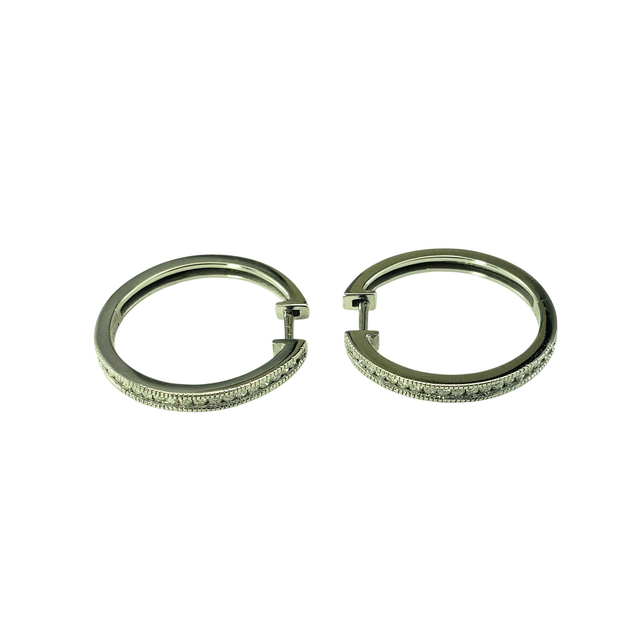 Orecchini a cerchio con diamanti in oro bianco 14K-

Questi scintillanti orecchini a cerchio sono caratterizzati da 20 diamanti rotondi taglio brillante incastonati nel classico oro bianco 14K e incorniciati da un delicato bordo milgrain che