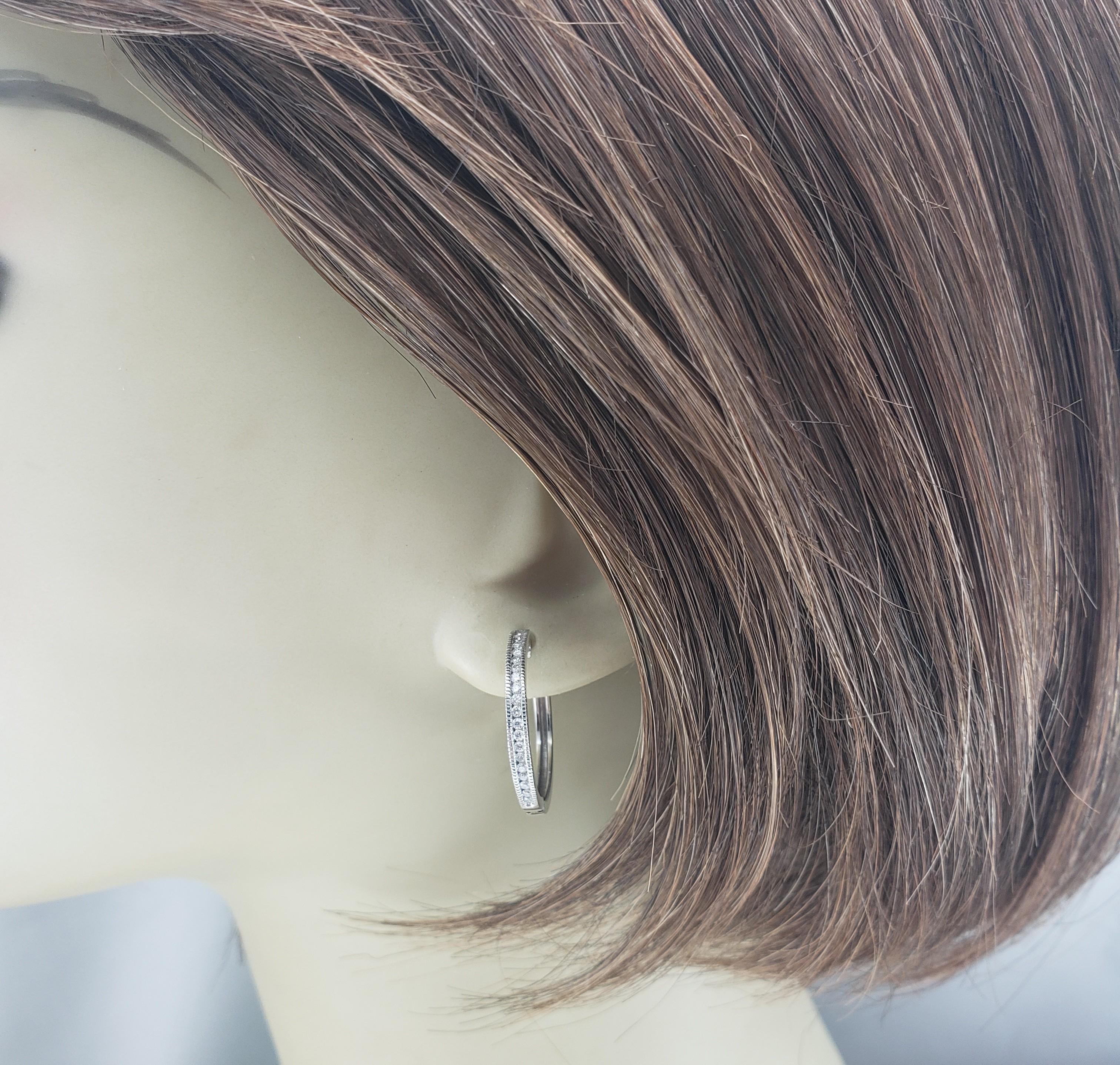 Orecchini a cerchio con diamanti in oro bianco 14K #23206 in vendita 3