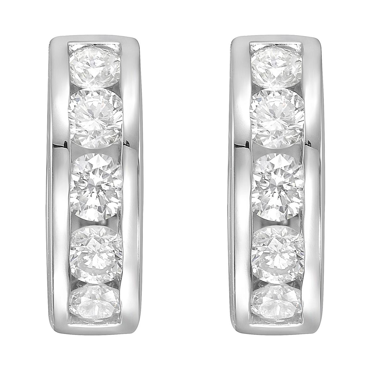 Questi orecchini a cerchio con diamanti in oro bianco 14K sono una scelta classica ed elegante. Realizzati in oro bianco brillante, brillano meravigliosamente e sono morbidi al tatto. Ogni orecchino è realizzato con cura per essere semplice ed