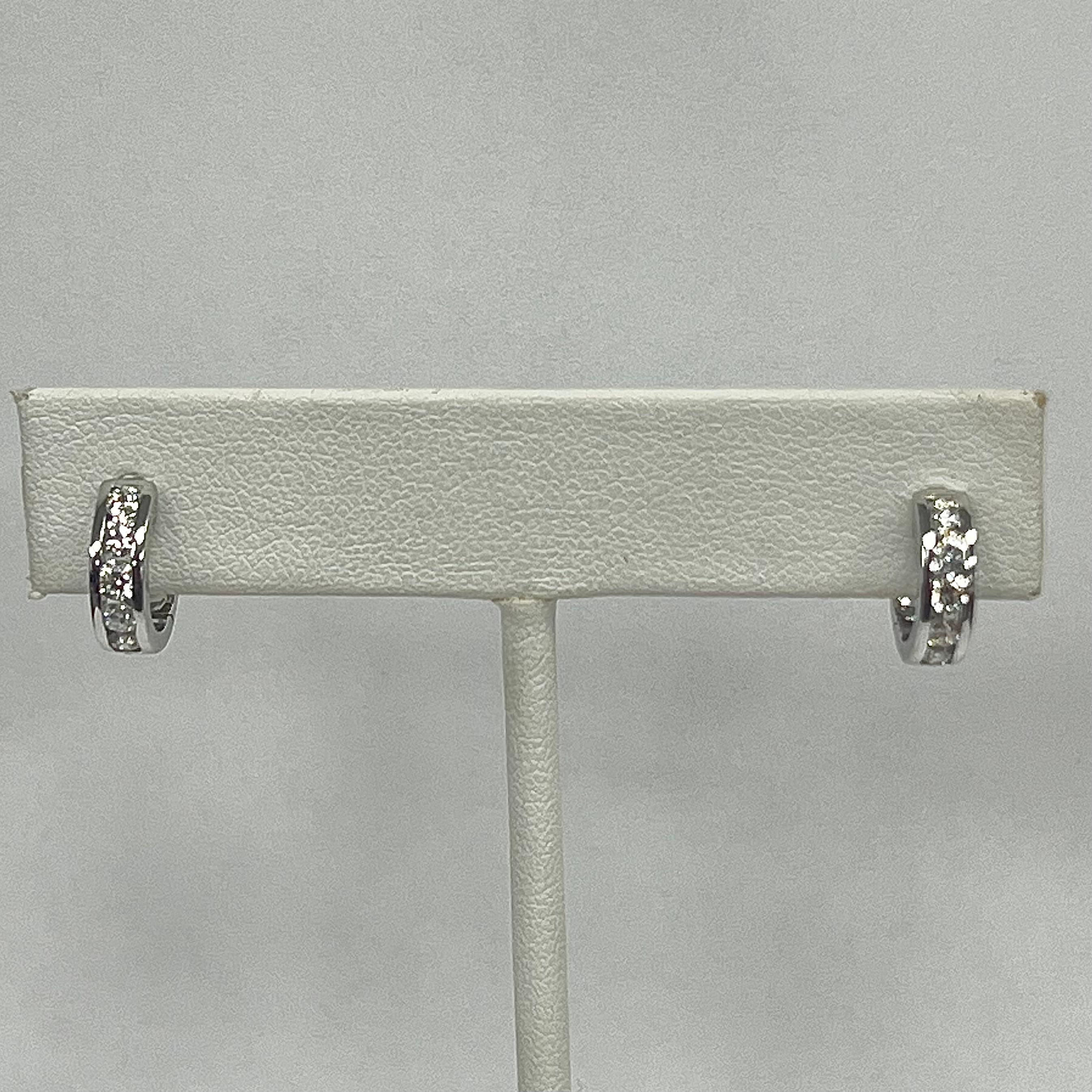 Moderno Orecchini a cerchio con diamanti in oro bianco 14K in vendita