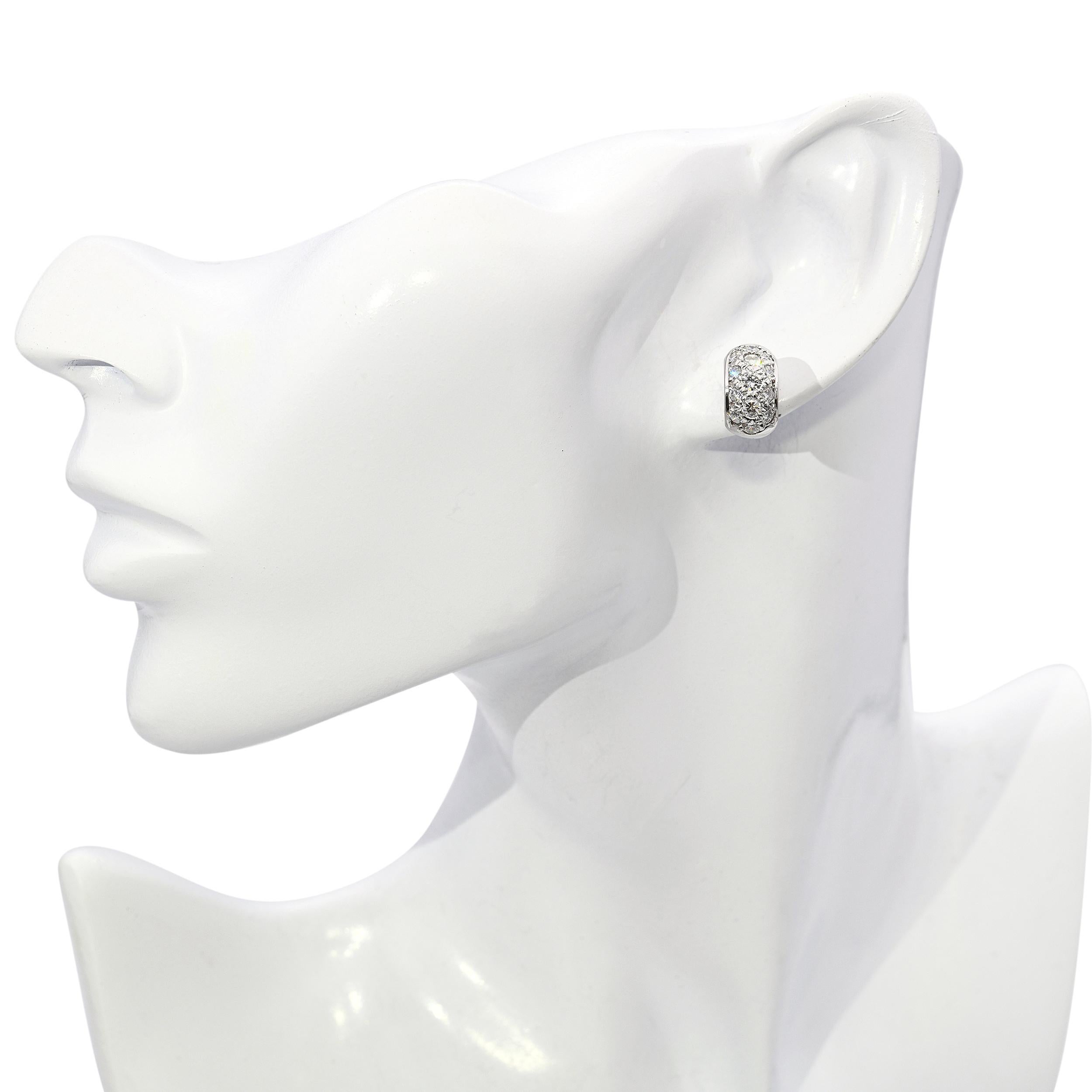 Taglio rotondo Orecchini a cerchio con diamanti in oro bianco 14k in vendita