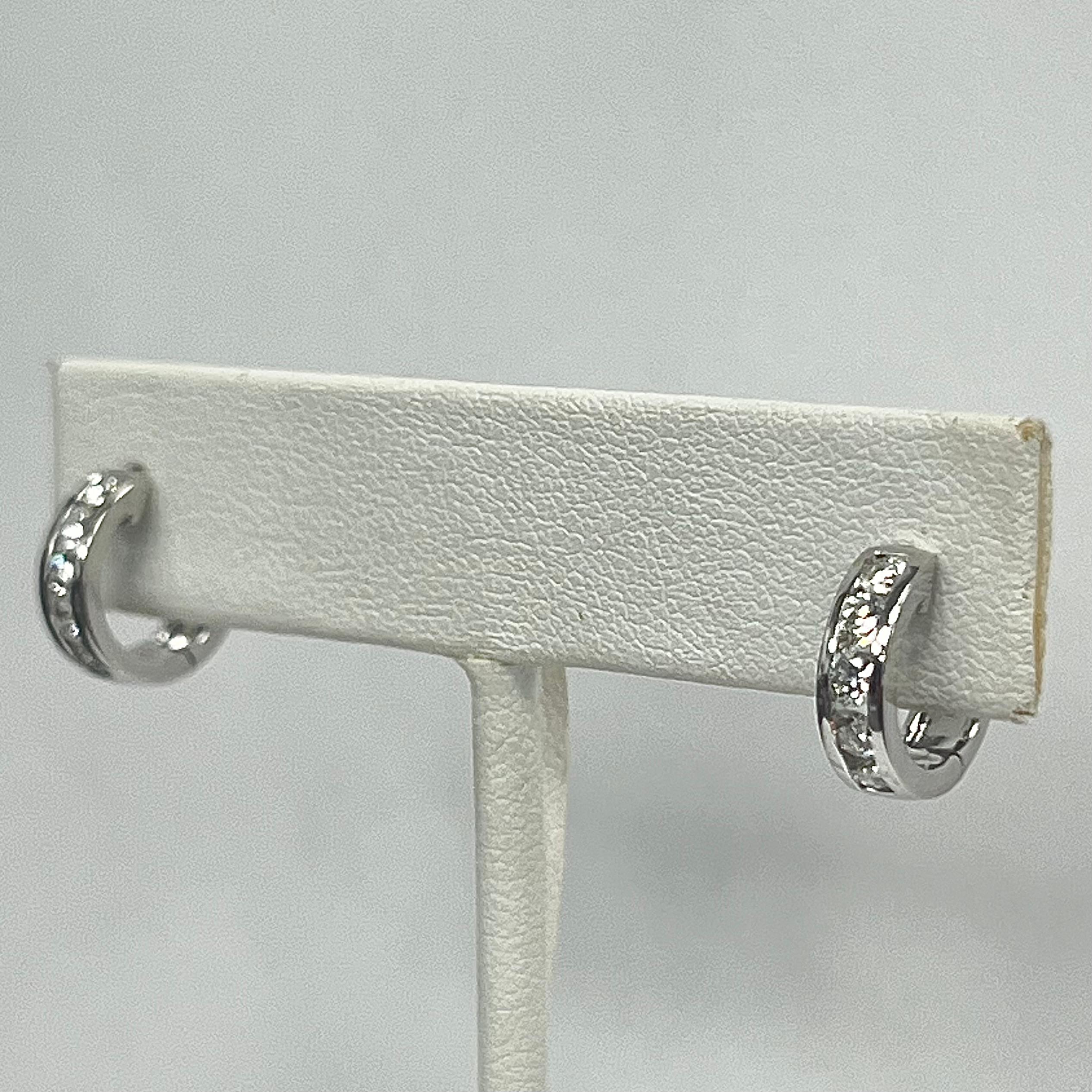 Taglio brillante Orecchini a cerchio con diamanti in oro bianco 14K in vendita