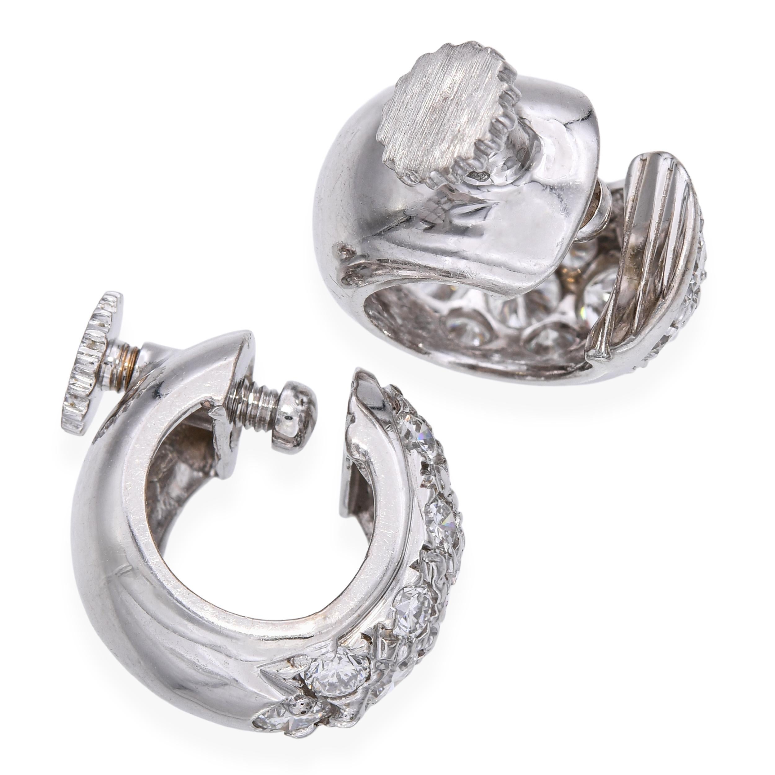 Orecchini a cerchio con diamanti in oro bianco 14k In condizioni buone in vendita a New York, NY