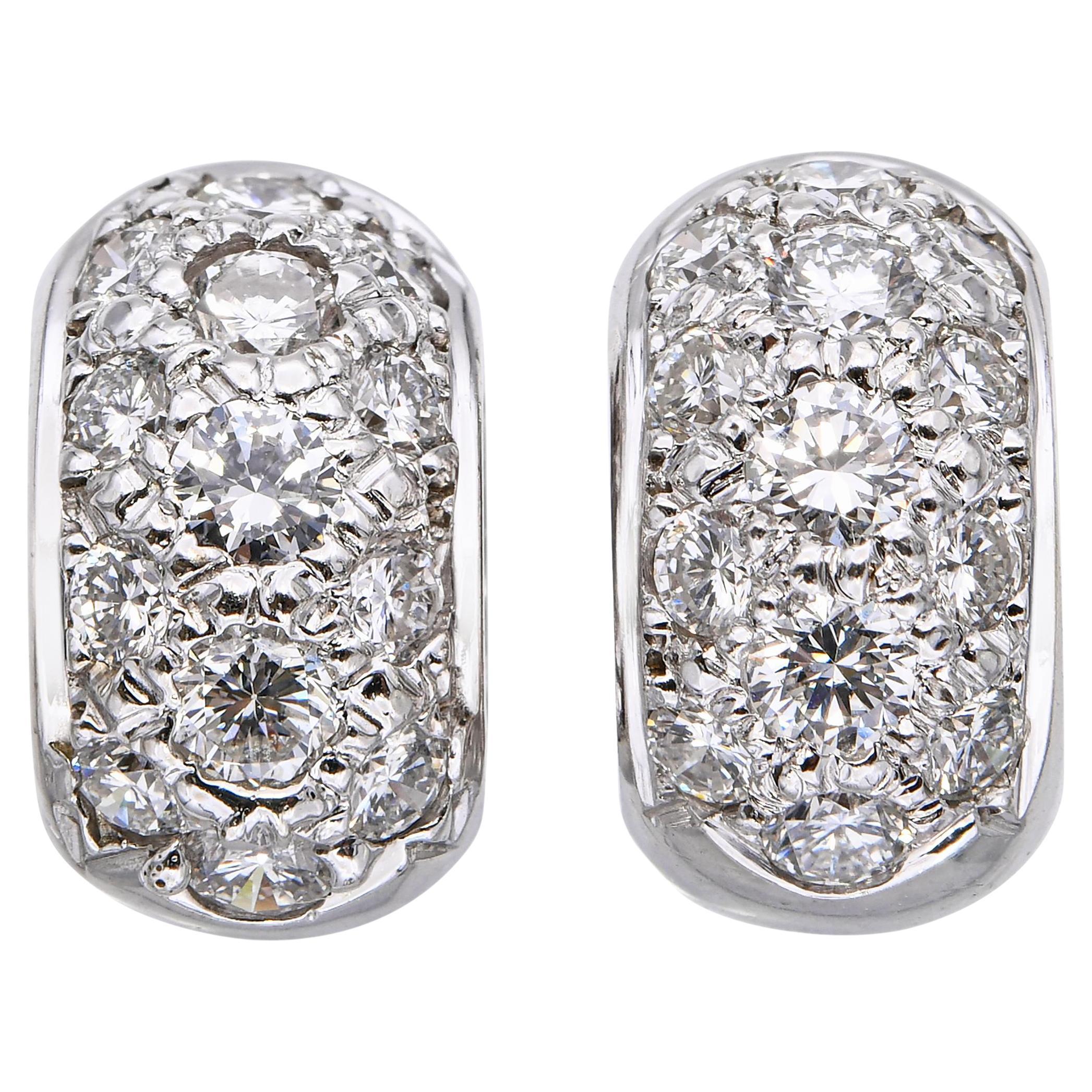 Orecchini a cerchio con diamanti in oro bianco 14k in vendita