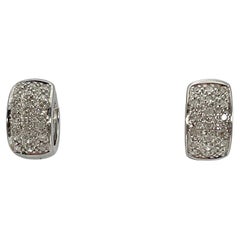 Boucles d'oreilles Huggie en or blanc 14K avec diamants 