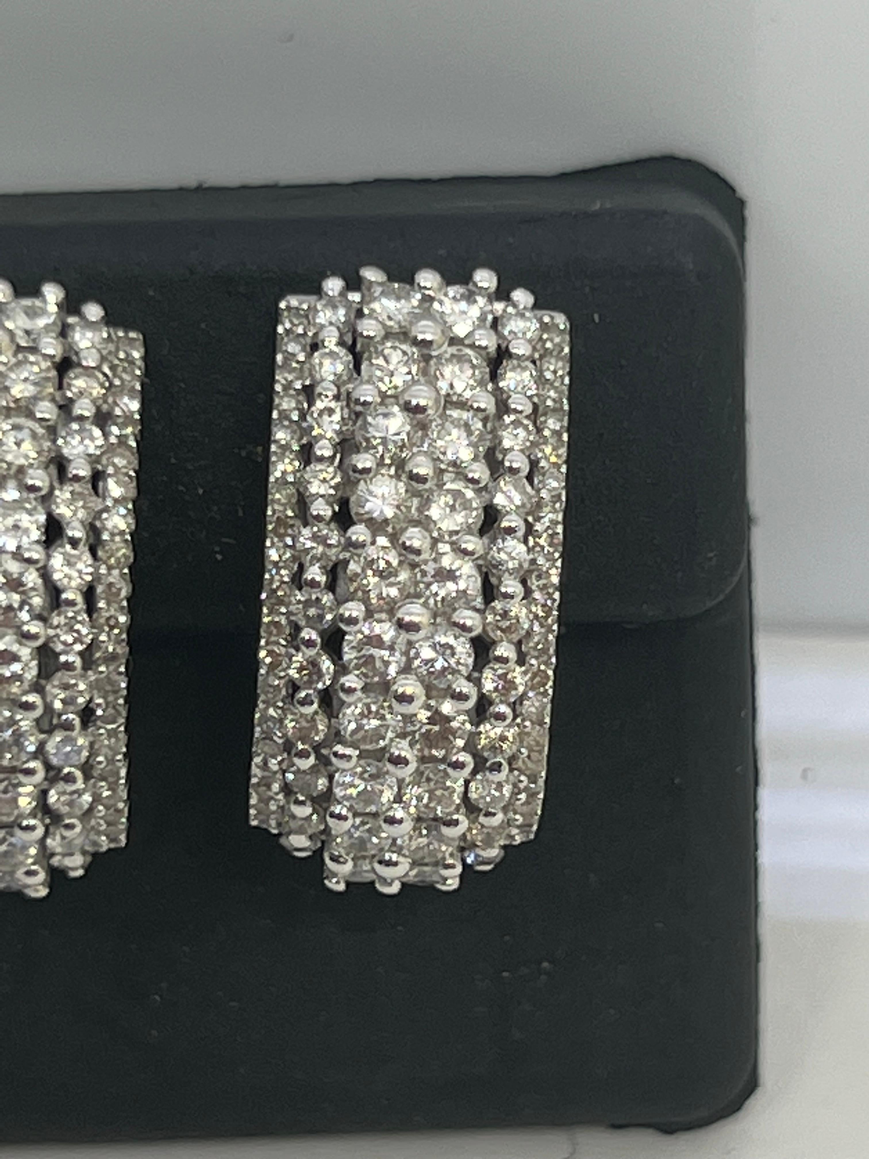 Taille ronde Boucles d'oreilles en or blanc 14 carats avec gros diamants ronds en vente
