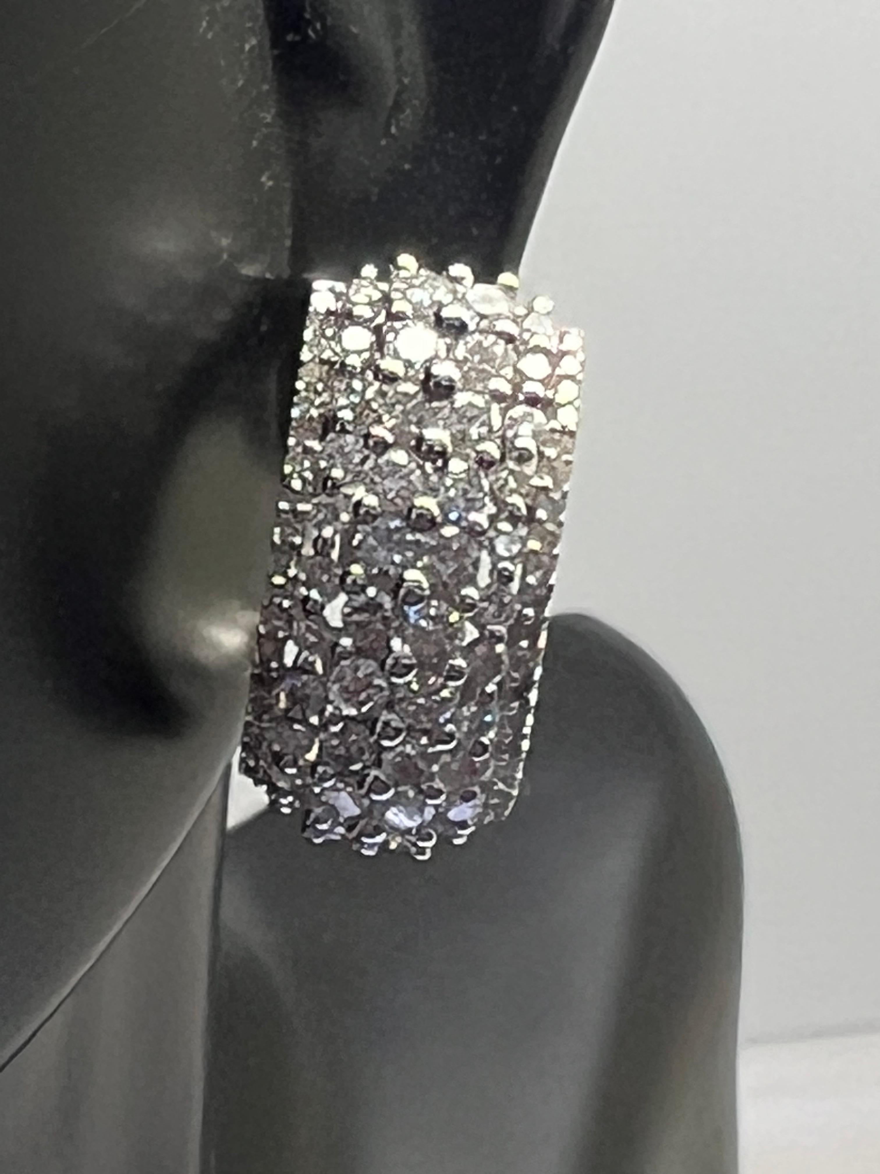 14k White Gold Diamond Huggy Round Diamond Earrings In New Condition For Sale In New York, NY