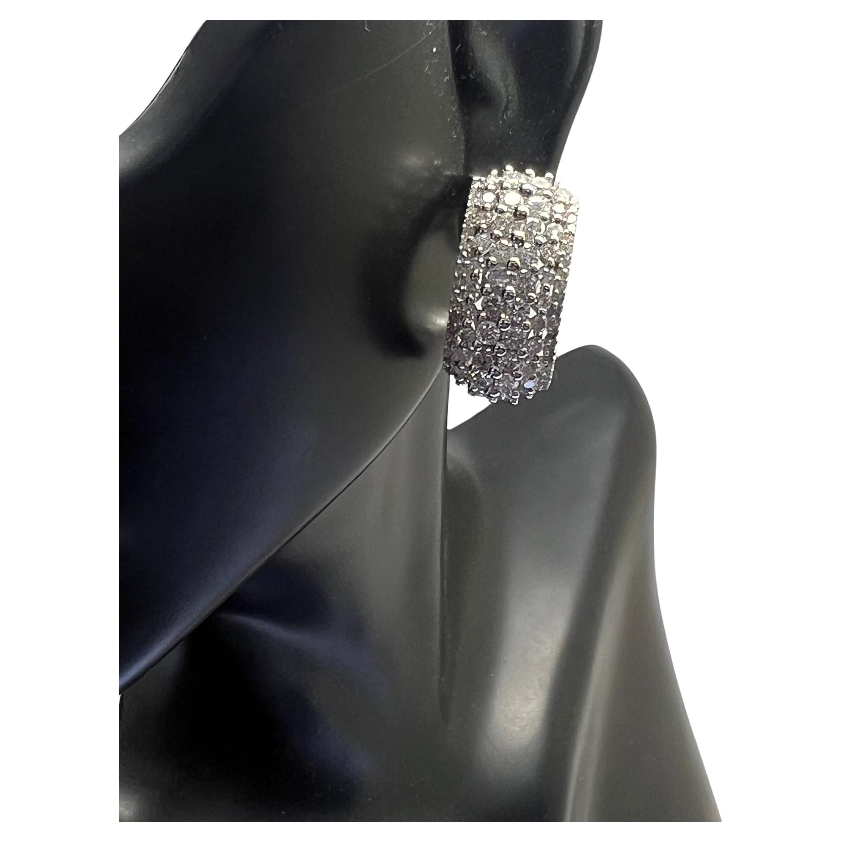 Boucles d'oreilles en or blanc 14 carats avec gros diamants ronds en vente