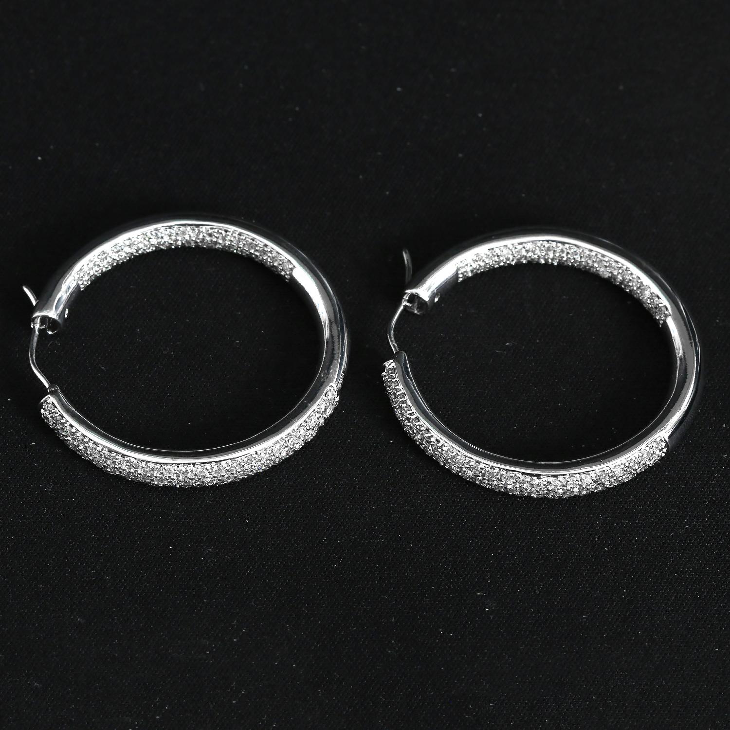 Cerchi con diamante Inside-Out in oro bianco 14k 1,6 carati  - Questi splendidi orecchini presentano 1,6 carati di diamanti incastonati in oro bianco 14k. Il diametro interno misura circa 1,5 pollici. Peso totale 15,9 grammi.