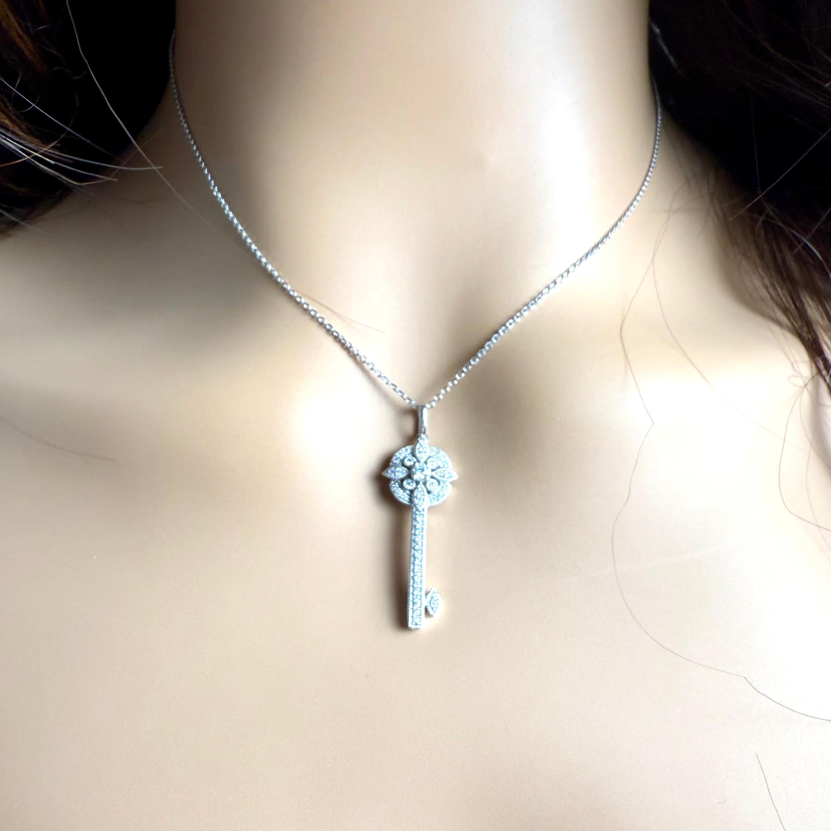 Donna 14K White Gold Diamond Key Pendant Necklace 1.5 Inch Long in vendita