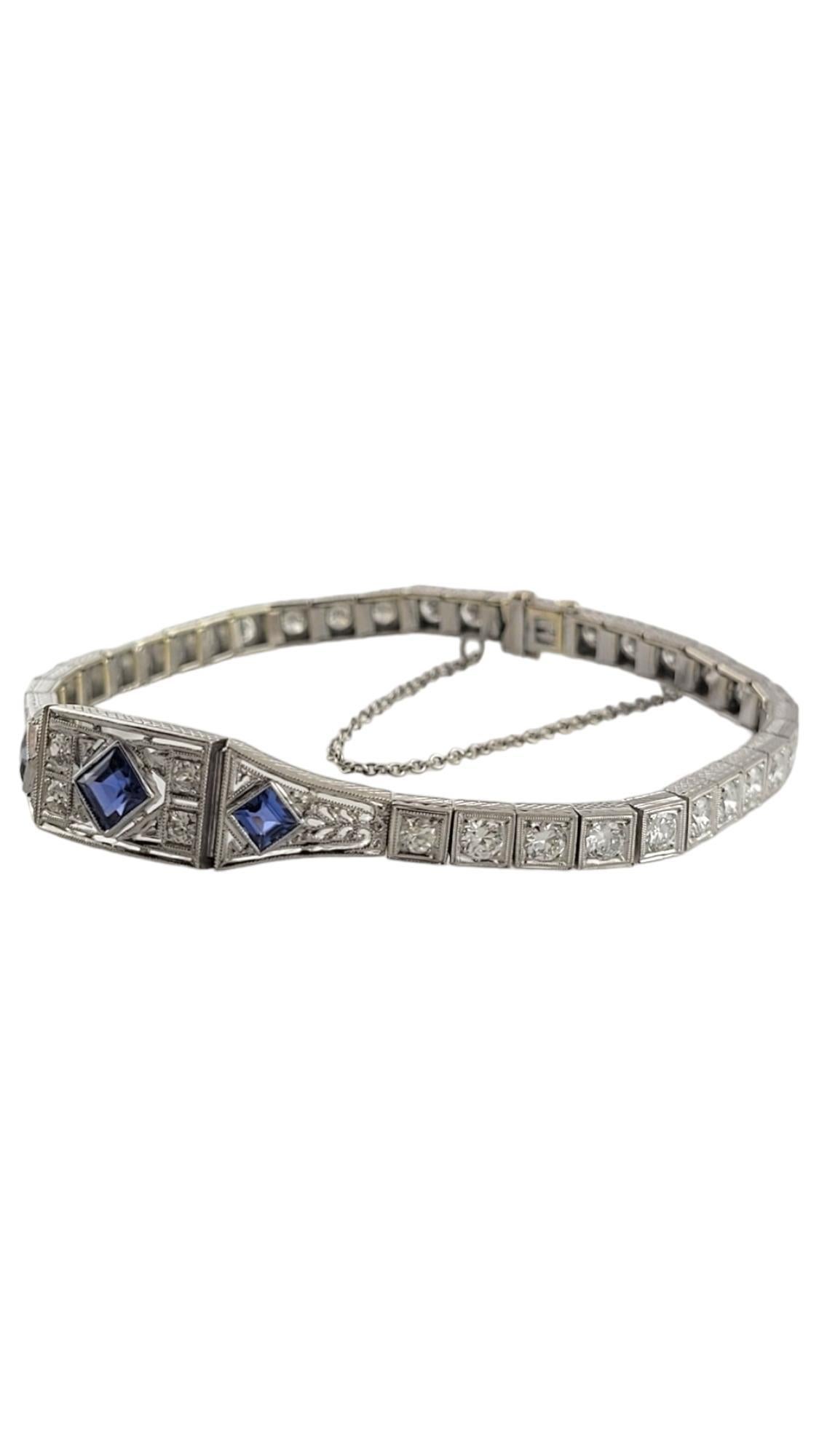 14K Weißgold Diamant & Lab Grown Blauer Saphir Vintage Style Armband

Dieses atemberaubende Armband im Vintage-Stil wurde sorgfältig aus 14 Karat Weißgold gefertigt und verfügt über 38 moderne Diamanten im Brillantschliff sowie drei blaue Saphire im