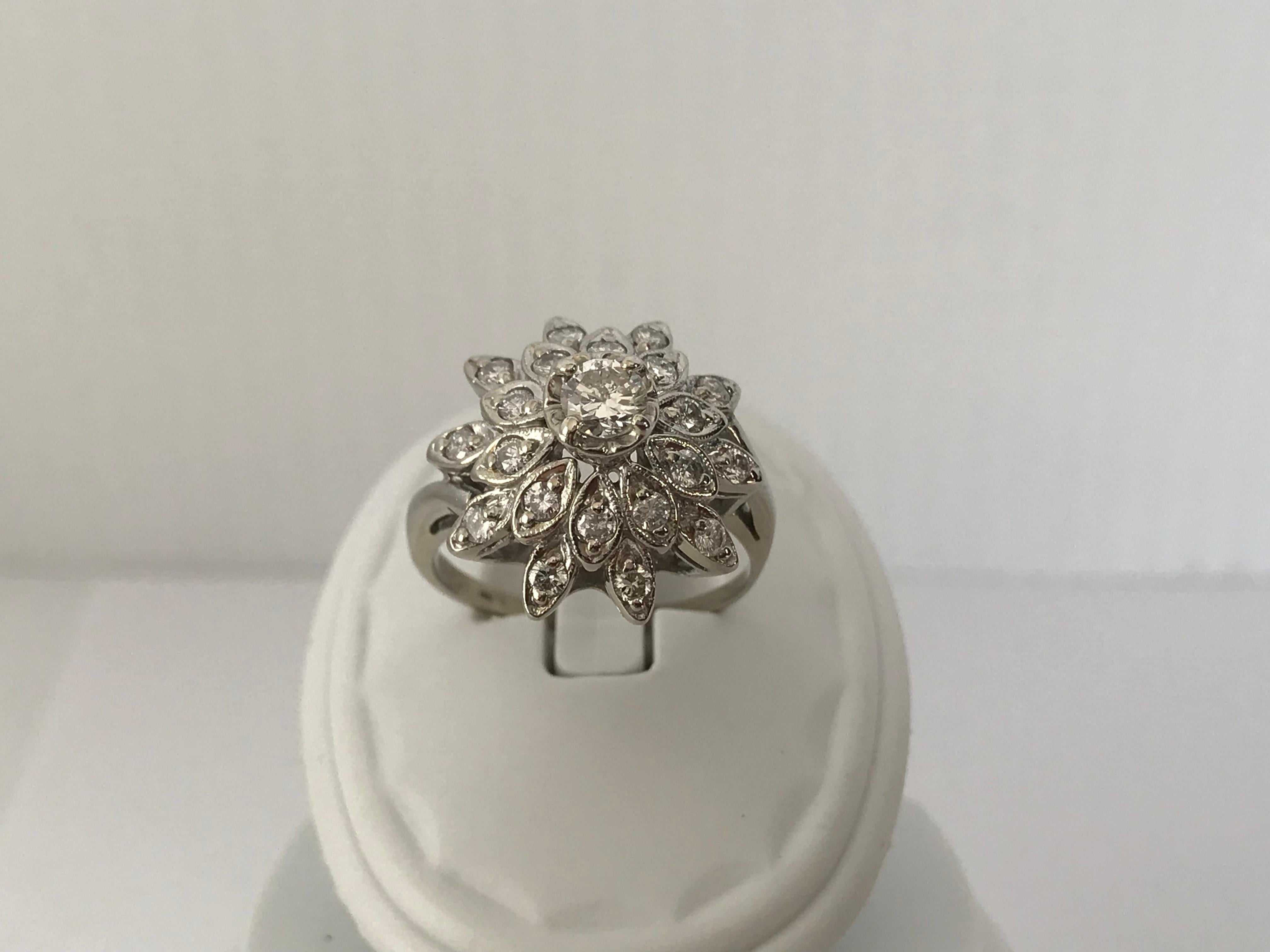 14k White Gold & Diamond Ladies Cluster Ring In Good Condition For Sale In Montreal, QC