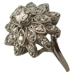 Anillo en racimo de oro blanco de 14k y diamantes para mujer