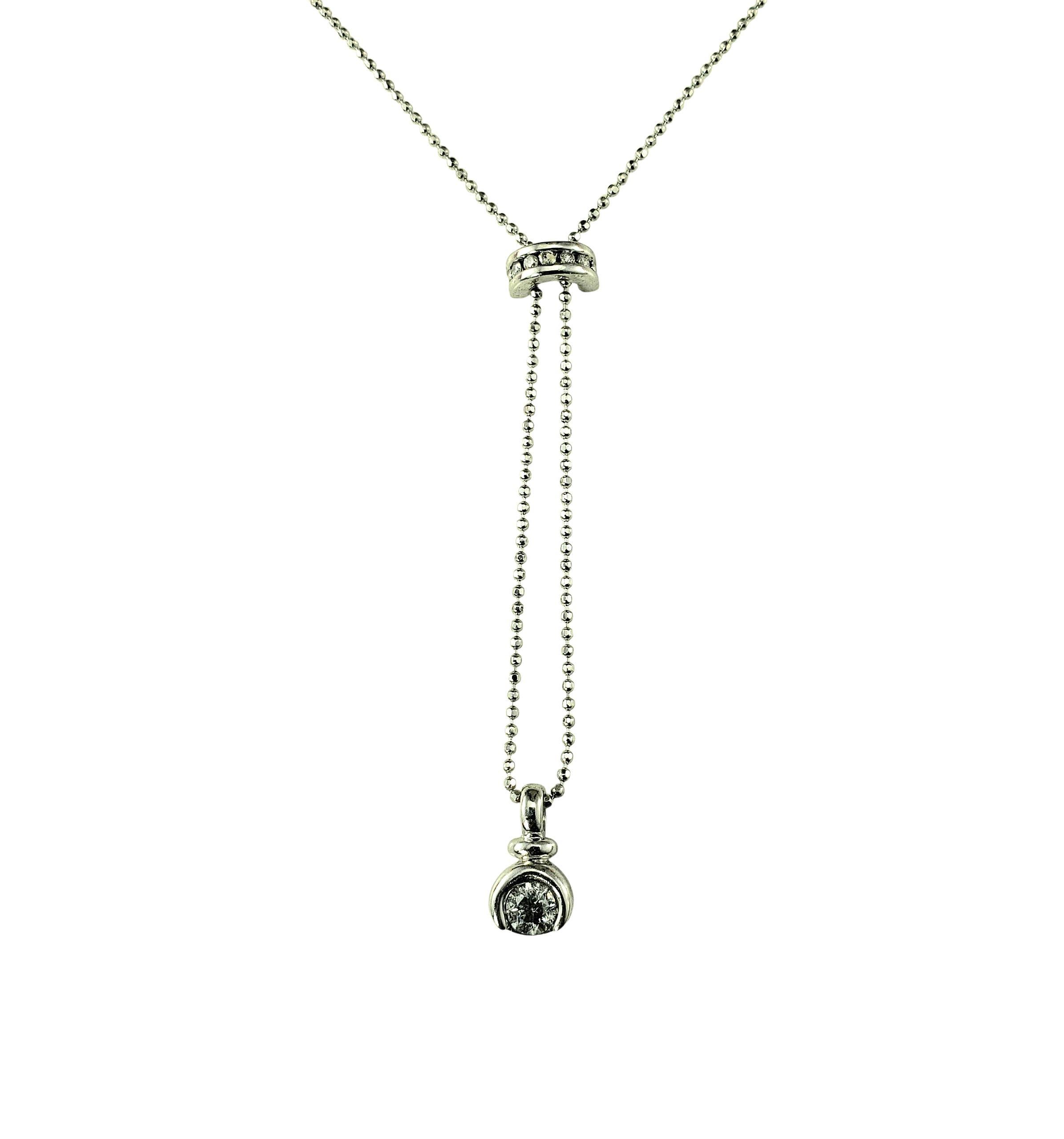 Collier Lariat en or blanc 14K avec diamants -

Chic et contemporain, ce collier lariat en or blanc 14 carats présente une chaîne perlée avec une glissière étincelante qui est rehaussée de cinq diamants de taille brillante. La goutte se termine par