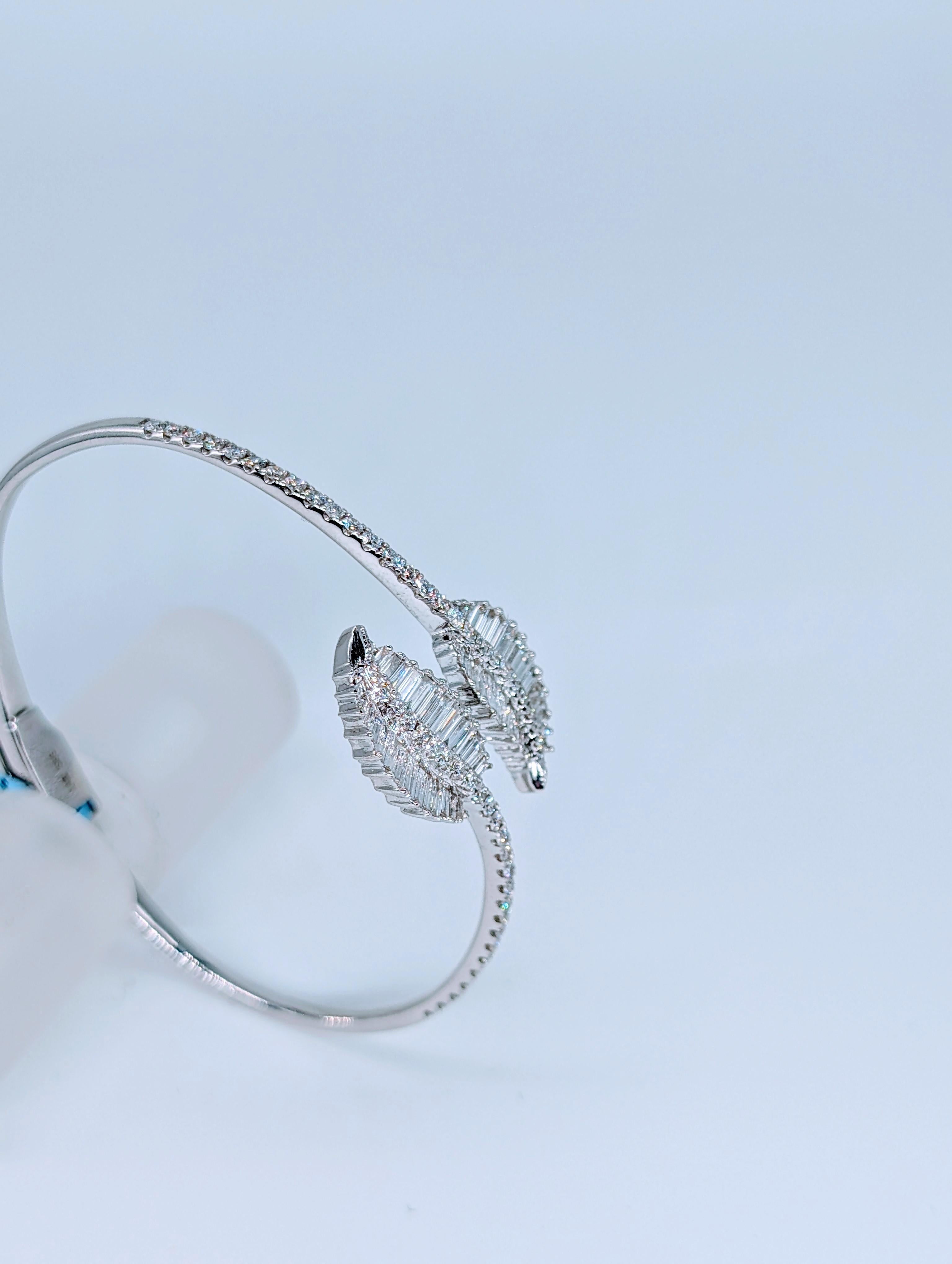 Lo splendido bracciale a foglia di diamante presenta diamanti tondi brillanti e diamanti a baguette dal taglio meraviglioso. Le baguette sono caratteristiche della superficie della foglia e le conferiscono un riflesso di luce straordinario. I