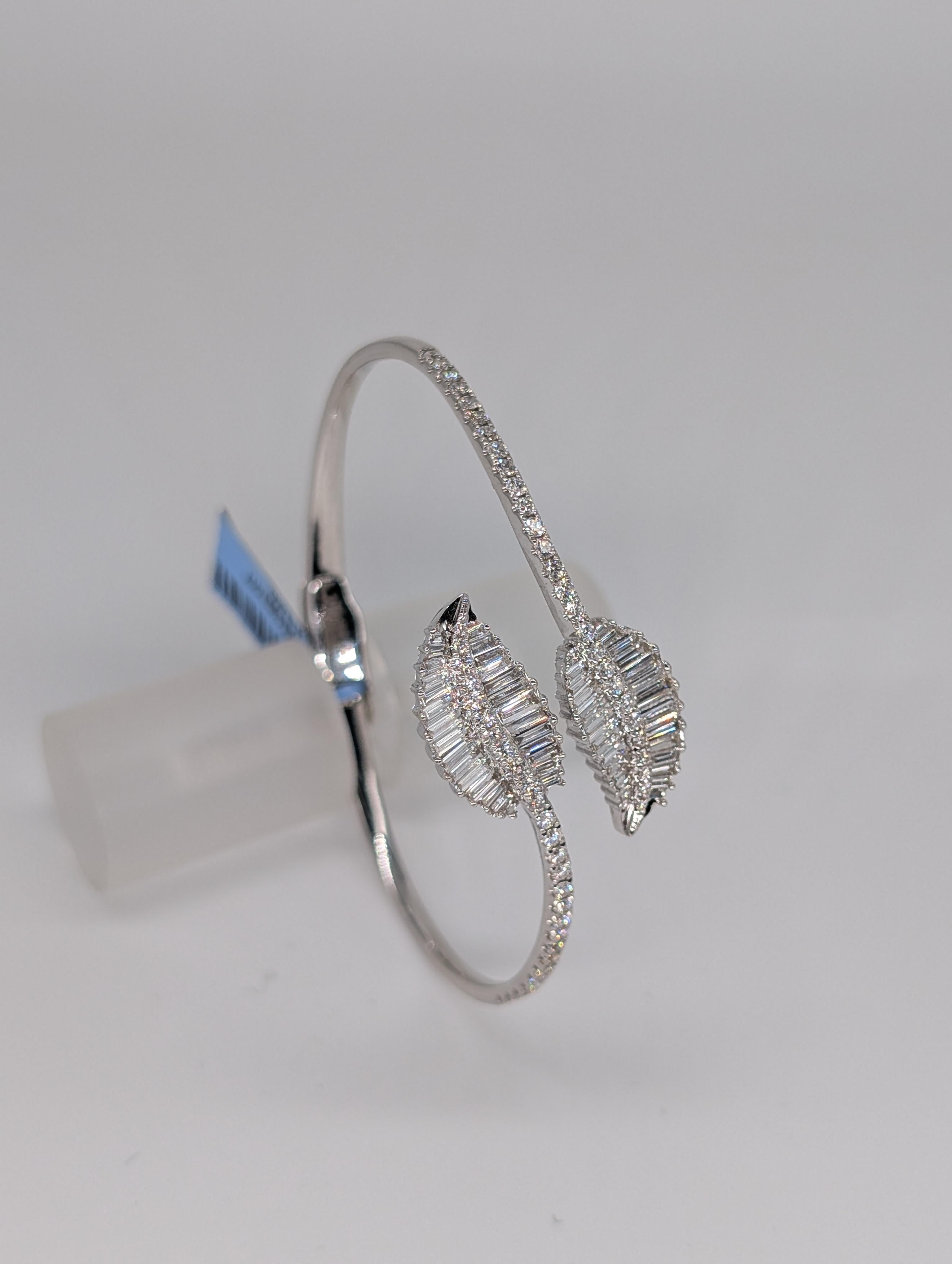 Taglio baguette Bangle a foglia di diamante in oro bianco 14k con diamanti per un totale di 2,26 carati in vendita