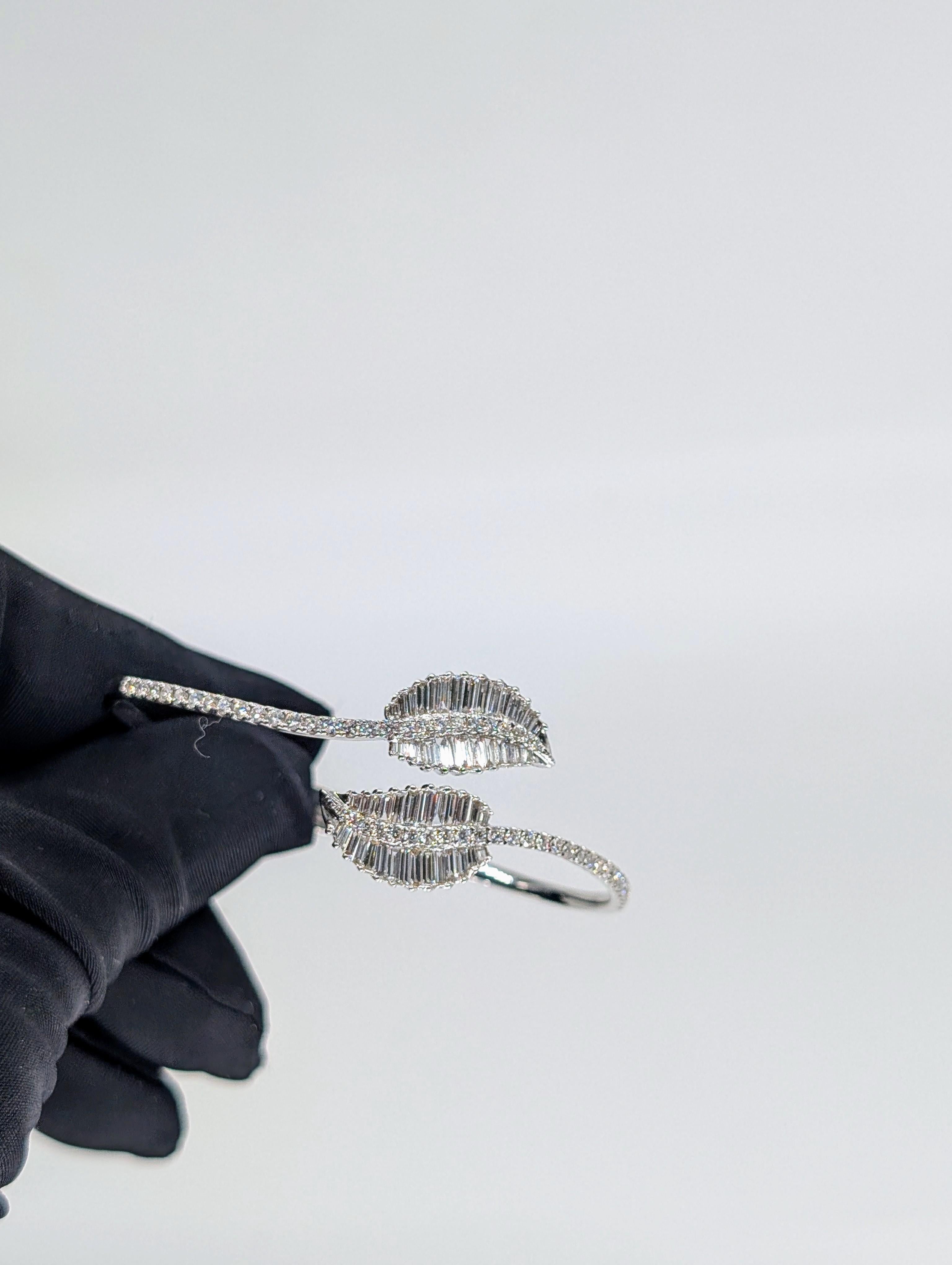 Bangle a foglia di diamante in oro bianco 14k con diamanti per un totale di 2,26 carati In condizioni Nuovo in vendita a New York, US