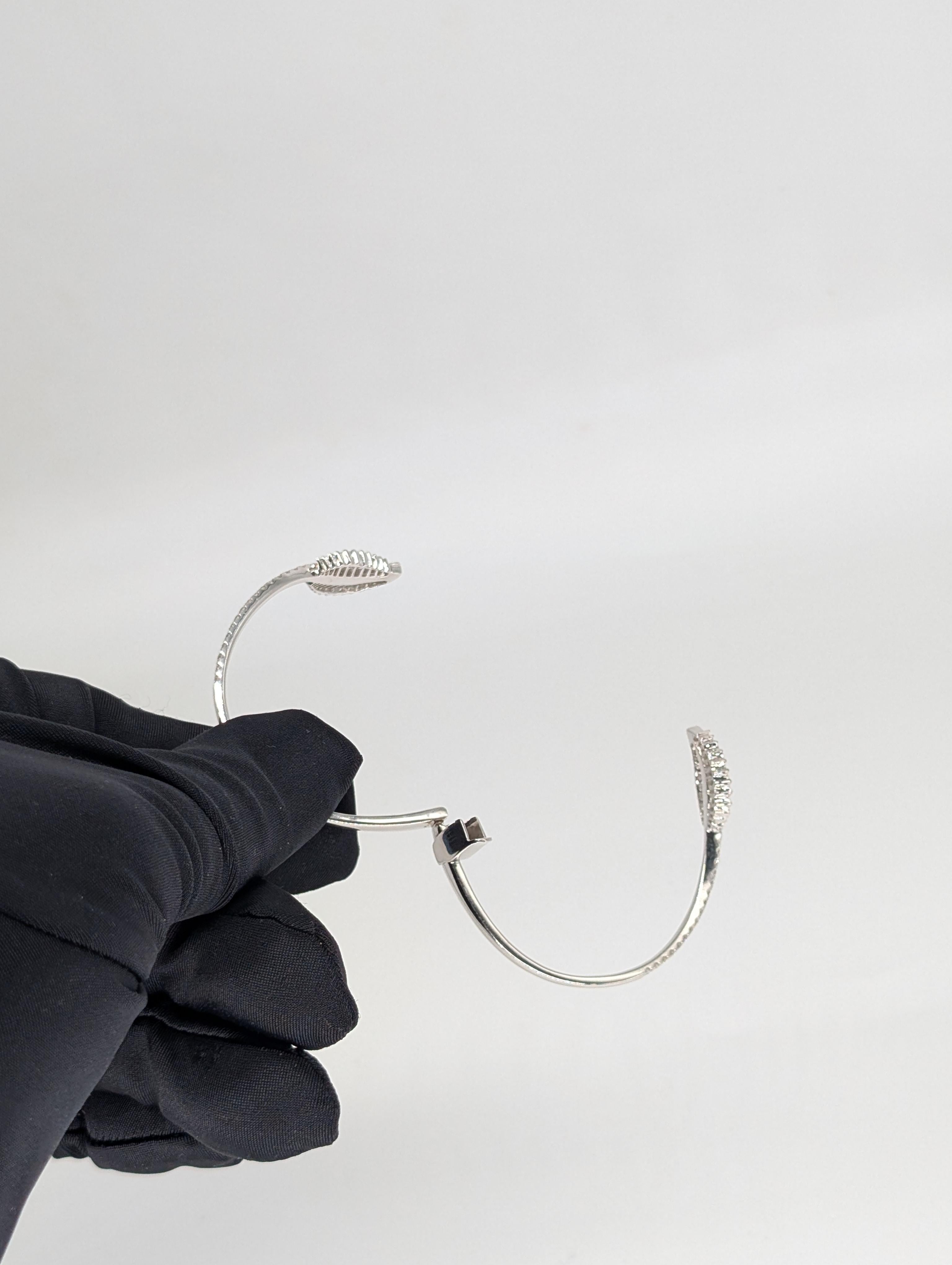 Donna Bangle a foglia di diamante in oro bianco 14k con diamanti per un totale di 2,26 carati in vendita